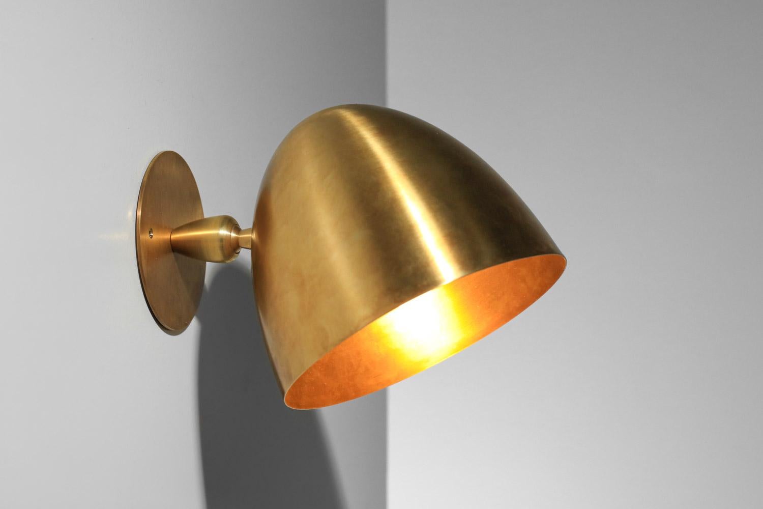 Francese coppia di applique moderne a forma di campana in ottone massiccio patinato in vendita