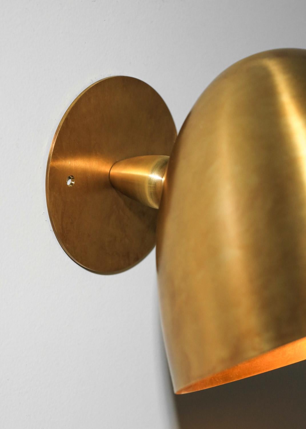 Fatto a mano coppia di applique moderne a forma di campana in ottone massiccio patinato in vendita