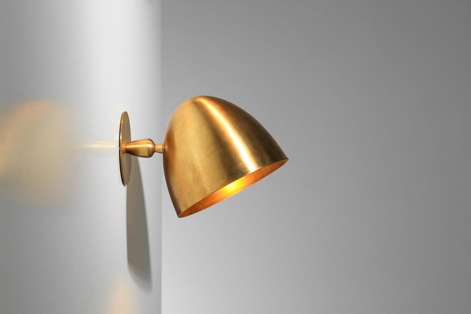 XXI secolo e contemporaneo coppia di applique moderne a forma di campana in ottone massiccio patinato in vendita