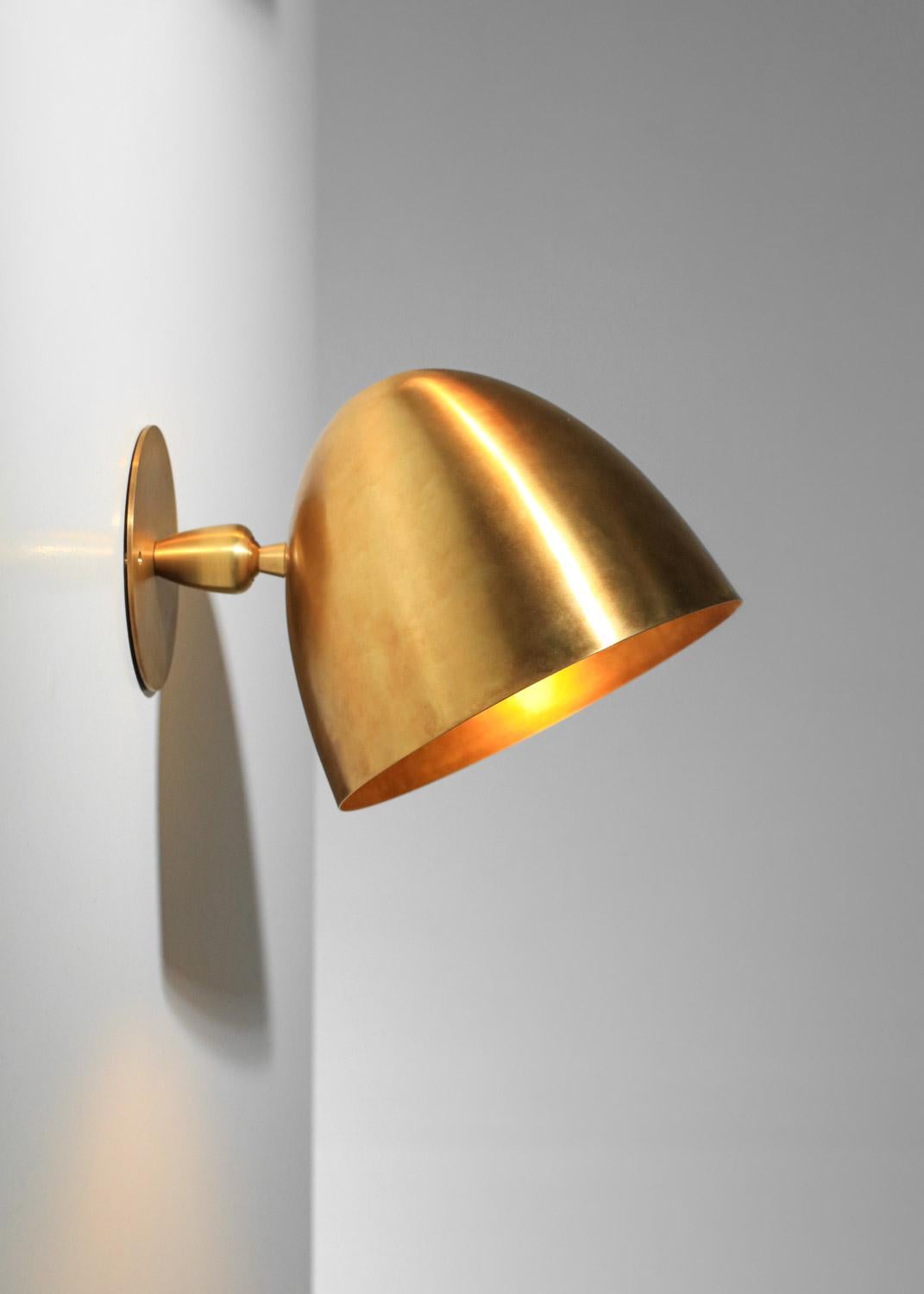 coppia di applique moderne a forma di campana in ottone massiccio patinato in vendita 1