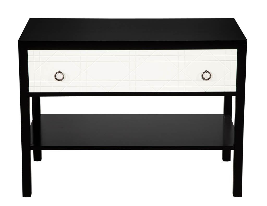 Pair of Modern Black and White Nightstands In Good Condition For Sale In North York, ON