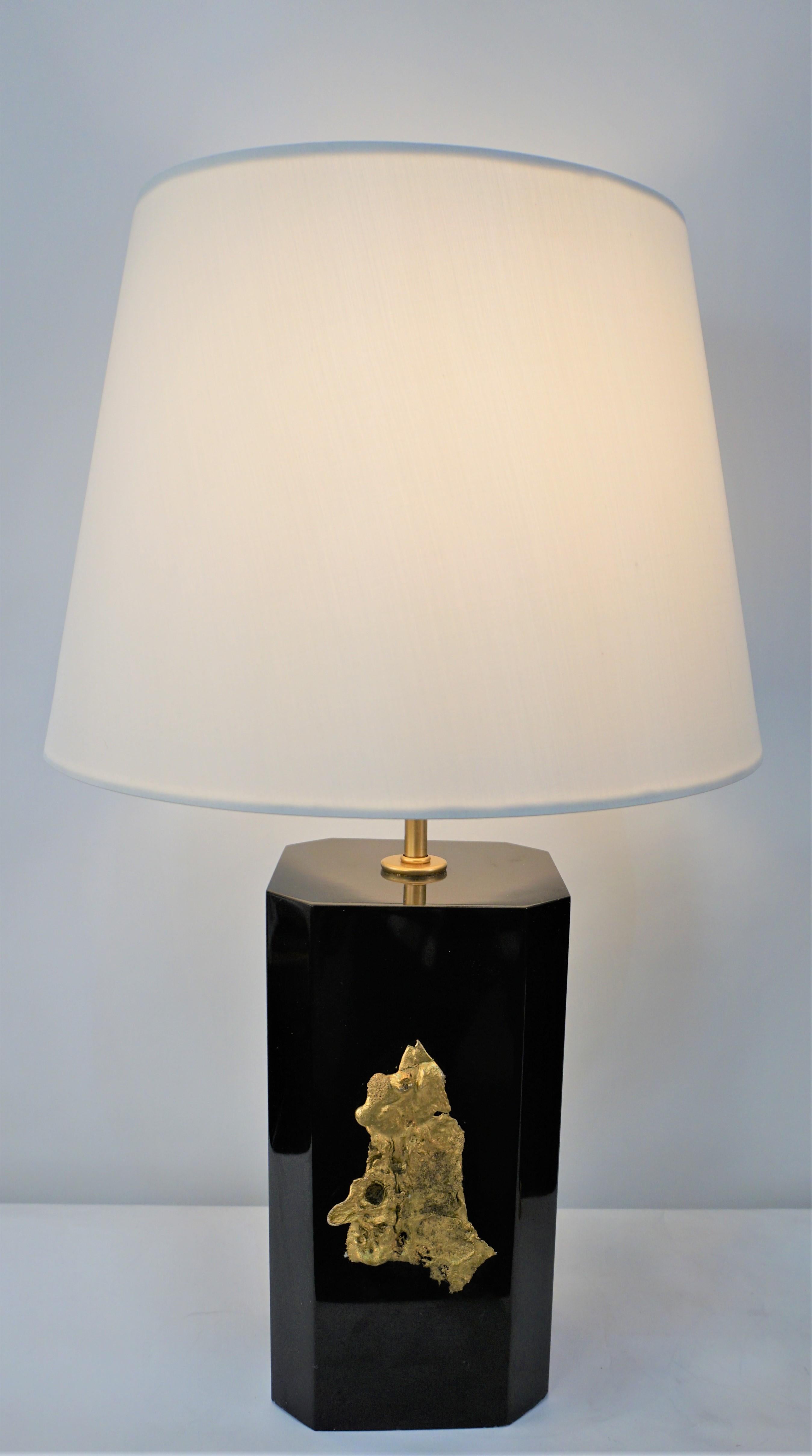 Pair of squire cut corner gloss black granite with gold plated decorations table lamps.