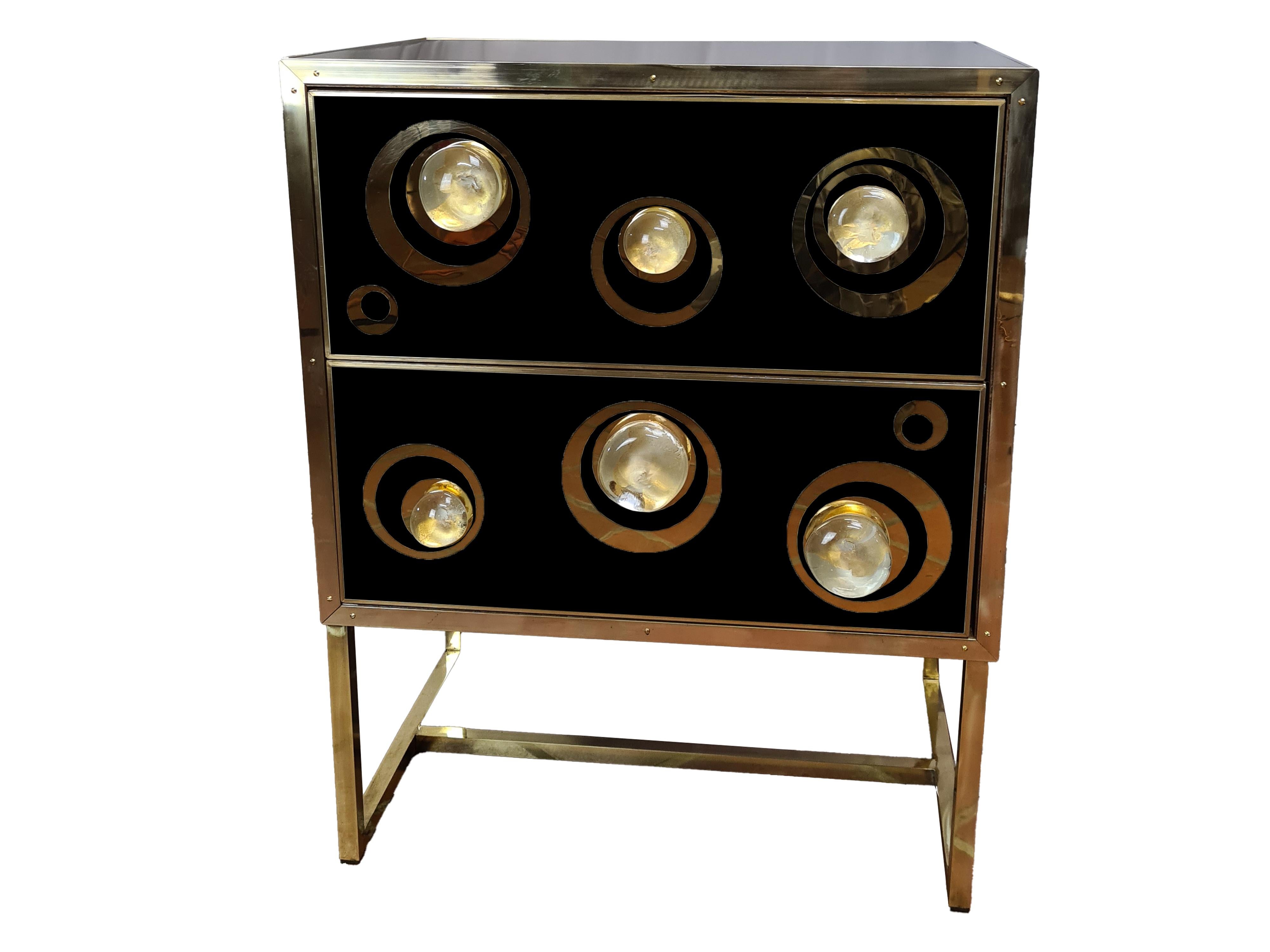 Paire de tables de chevet noires fabriquées sur mesure en Italie, un chef-d'œuvre de design qui allie l'élégance du style moderne du milieu du siècle à un savoir-faire italien inégalé. 

Chaque table de chevet est un témoignage de l'art des