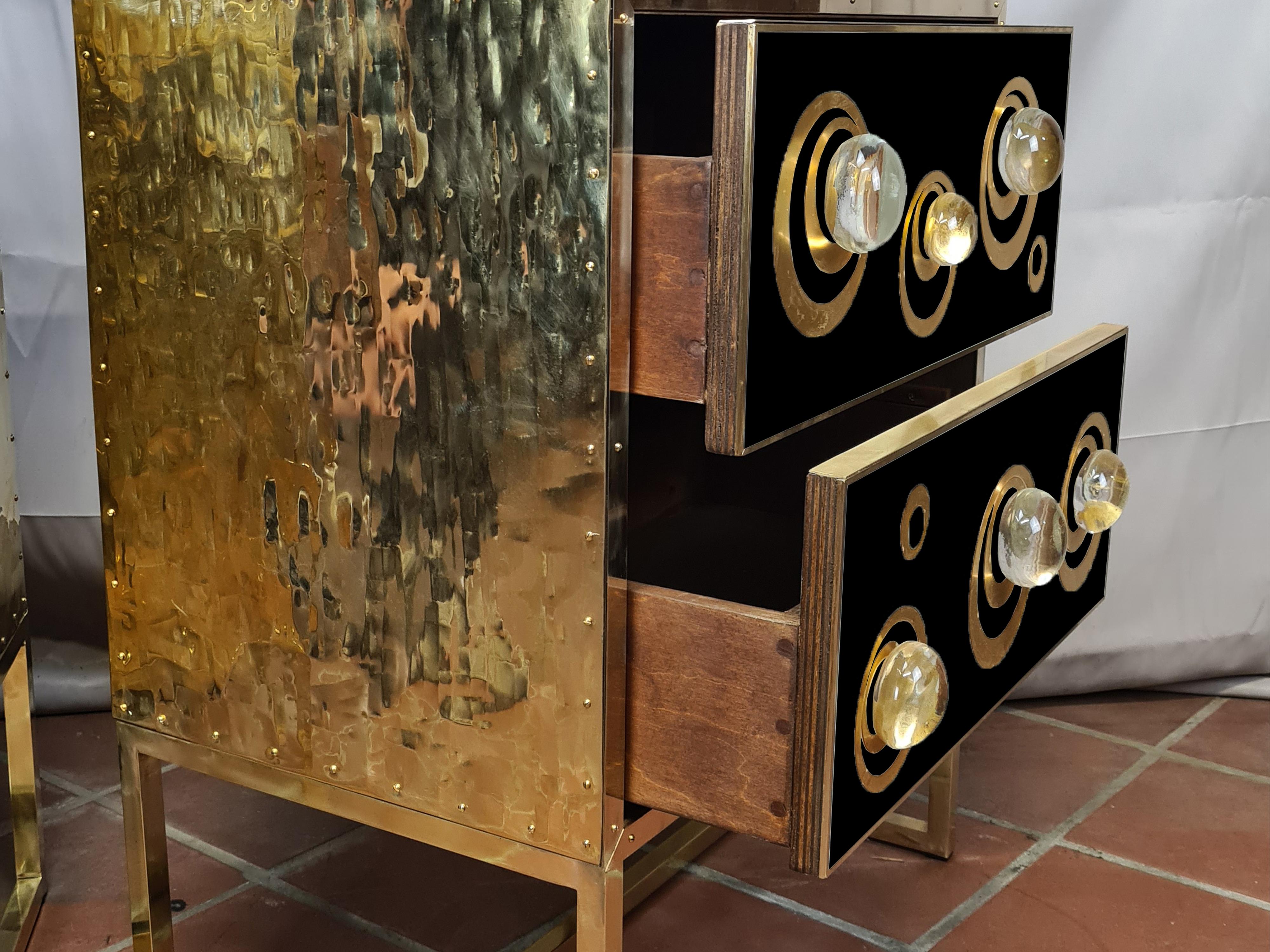 Moderne Paire de tables de nuit modernes noires avec sphères de Murano et pieds en laiton disponibles en vente