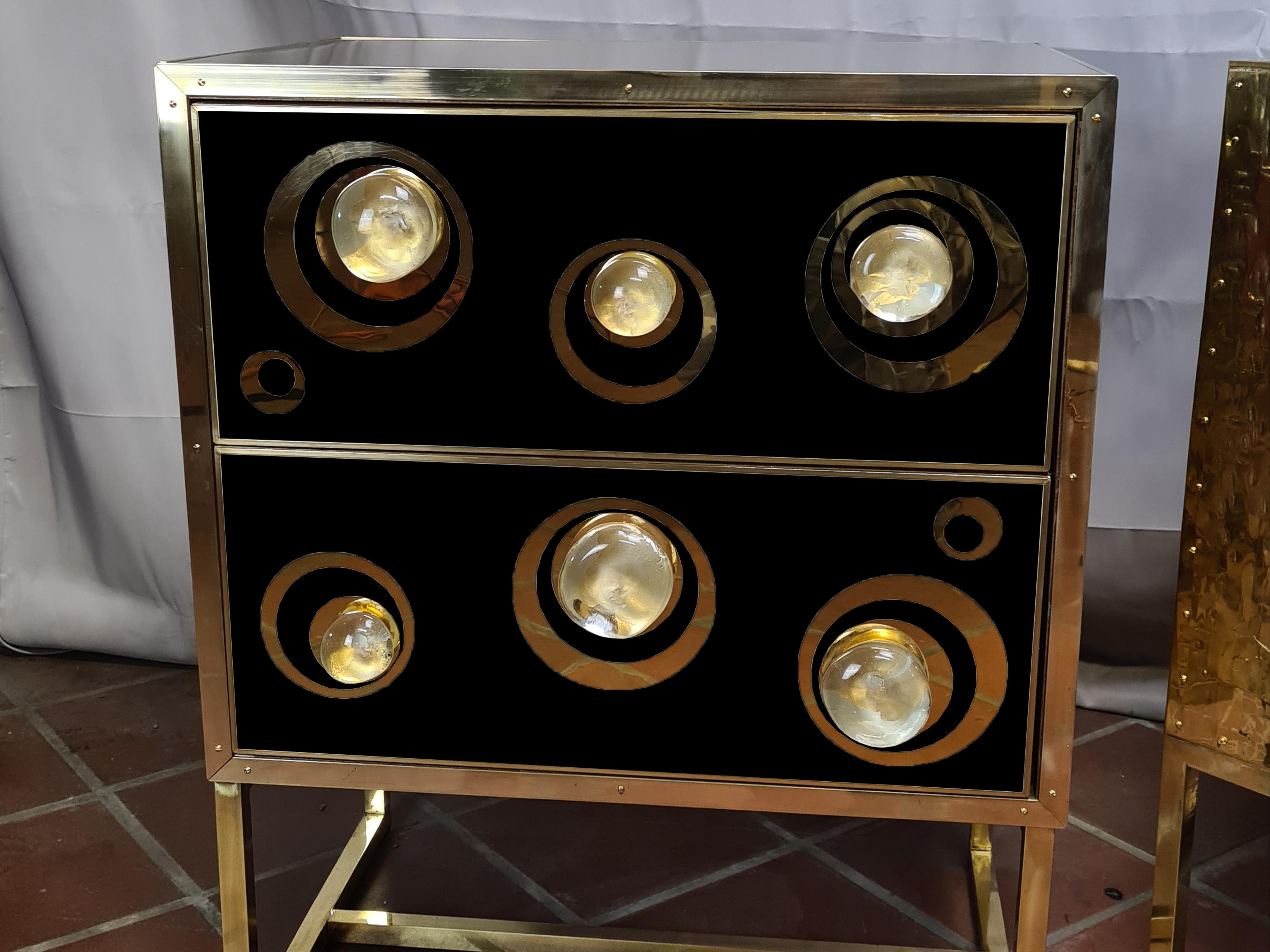 Italian Paire de tables de nuit modernes noires avec sphères de Murano et pieds en laiton disponibles en vente