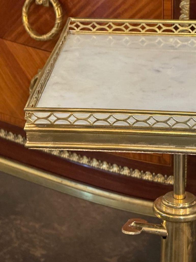 italien Paire de tables à boire réglables en laiton et marbre de Carrare en vente