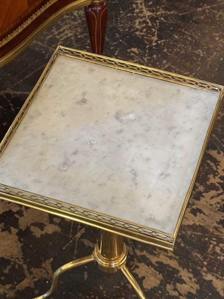 XXIe siècle et contemporain Paire de tables à boire réglables en laiton et marbre de Carrare en vente