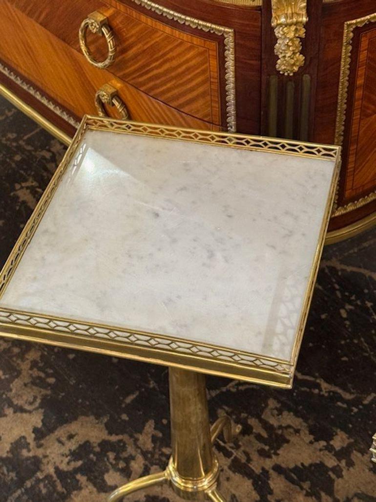 Marbre de Carrare Paire de tables à boire réglables en laiton et marbre de Carrare en vente