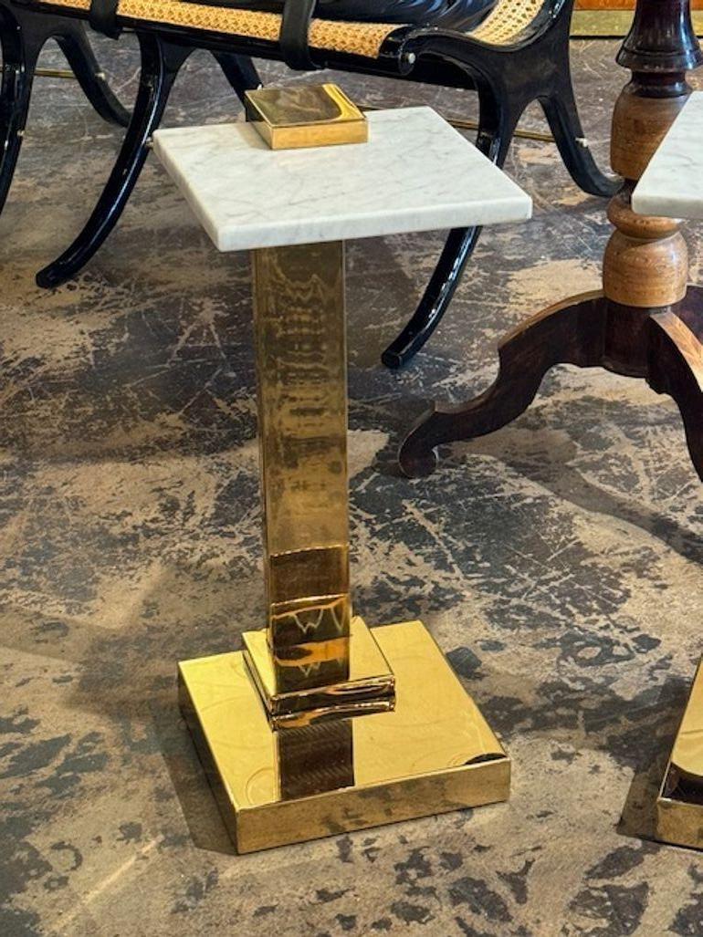 Paire de tables à boire modernes en laiton poli et marbre de Carrare. Parfait pour les designs transitionnels d'aujourd'hui !