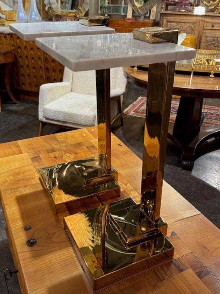 Este par de modernas mesas de bebidas de latón y mármol desprenden un aire sofisticado y elegante, lo que las convierte en un complemento con estilo para cualquier habitación.  Perfectas para servir bebidas o exponer objetos decorativos, estas mesas