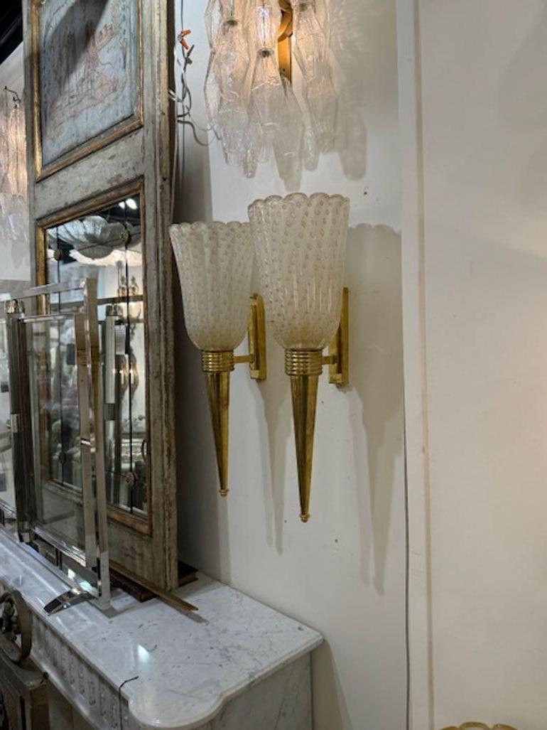 italien Paire d'appliques de forme conique en laiton et verre de Murano The Moderns en vente