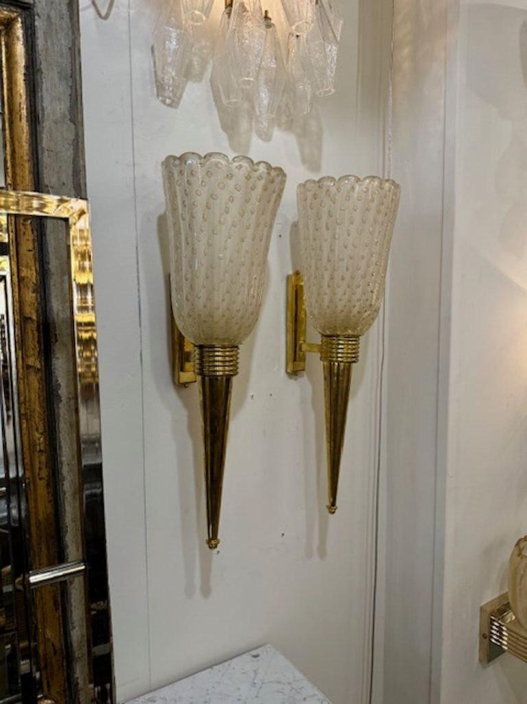 XXIe siècle et contemporain Paire d'appliques de forme conique en laiton et verre de Murano The Moderns en vente