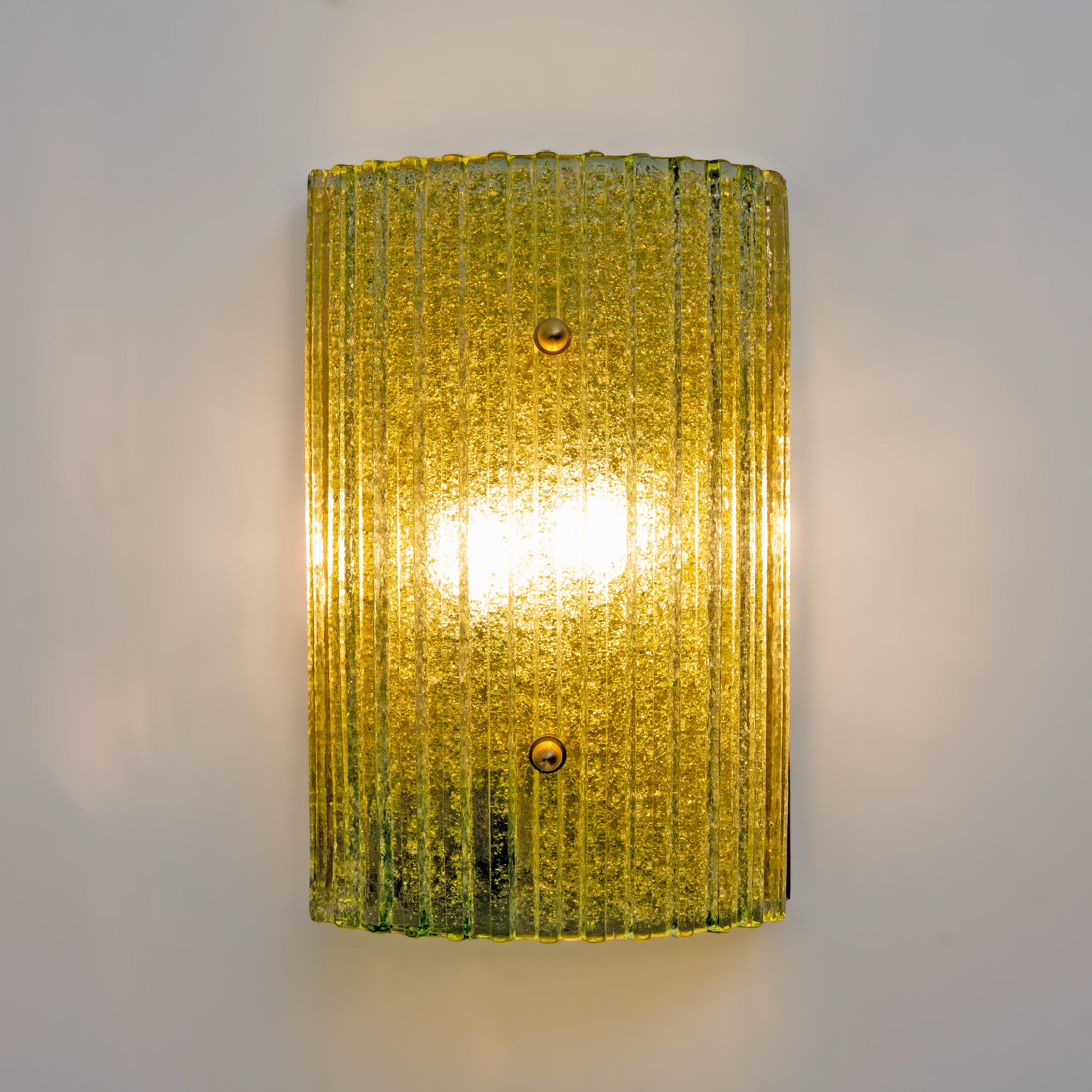Moderno Pair of Modern Brass and Murano Glass Graniglia Sconces in vendita