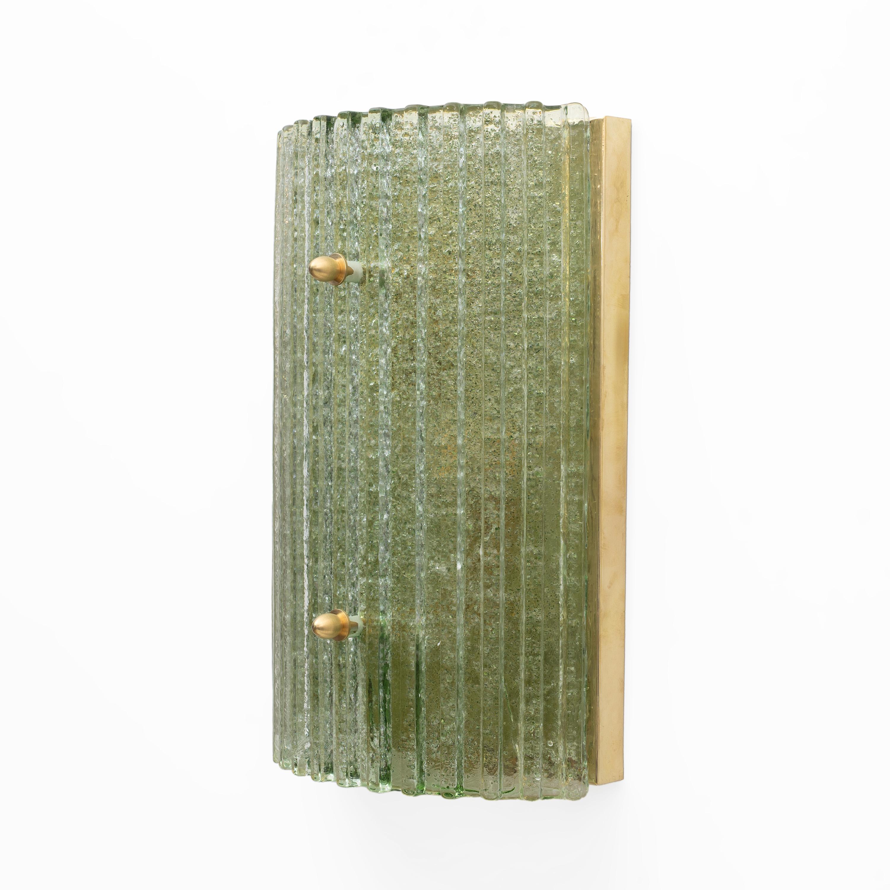Periodo contemporaneo Pair of Modern Brass and Murano Glass Graniglia Sconces in vendita