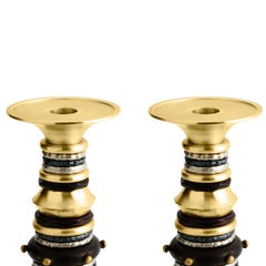 Paire de bougeoirs modernes en laiton et métal patiné