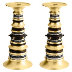 Paire de bougeoirs modernes en laiton et métal patiné