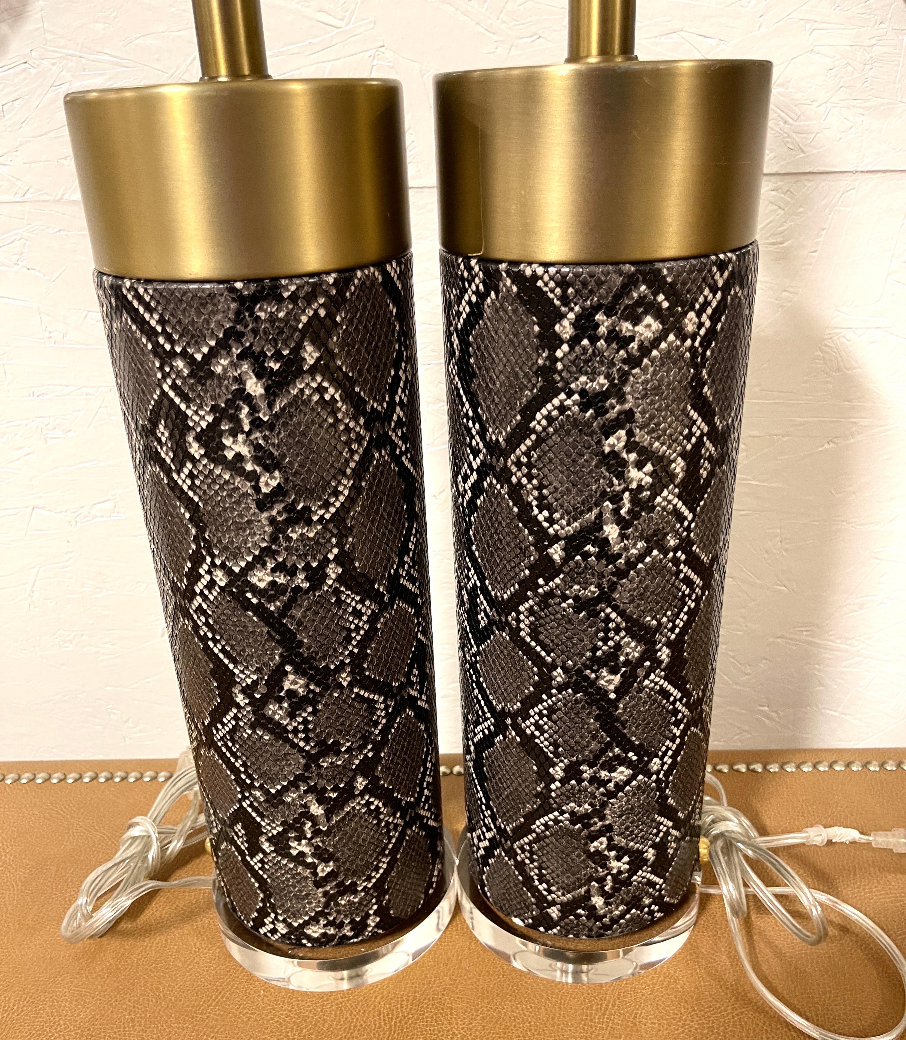 Pareja de Lámparas de Columna Modernas de Latón, Piel de Serpiente Falsa y Lucite en Bueno estado para la venta en West Palm Beach, FL