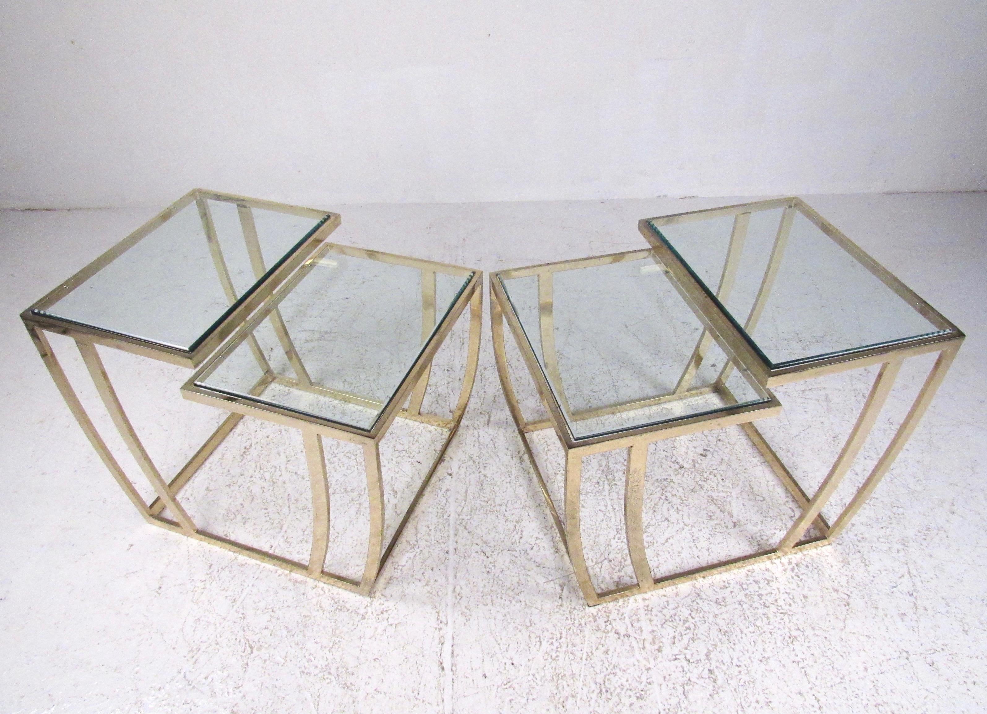 Mid-Century Modern Pair of Modern Brass Finish End Tables For Sale