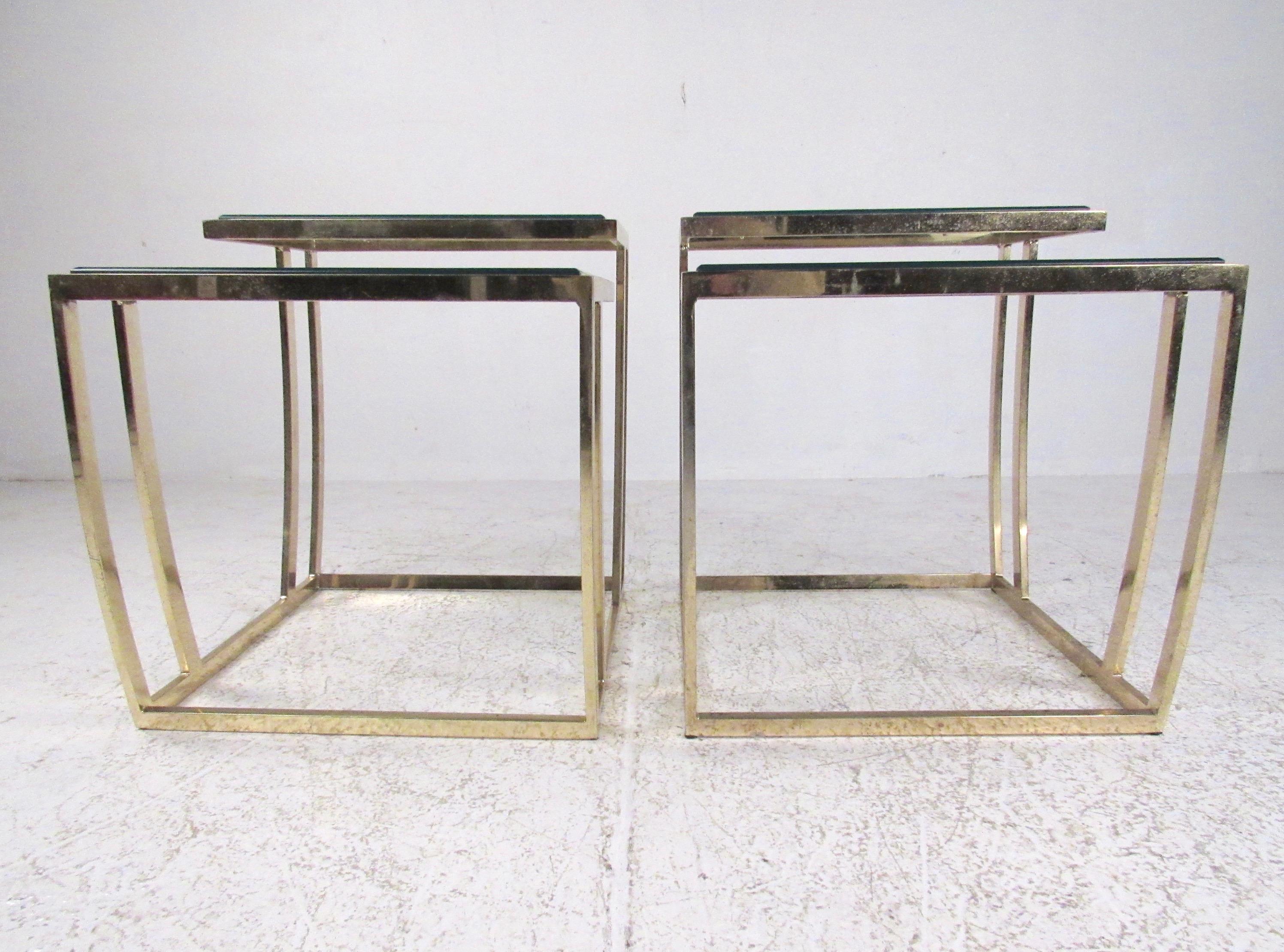 Paire de tables d'extrémité modernes en finition laiton en vente 1