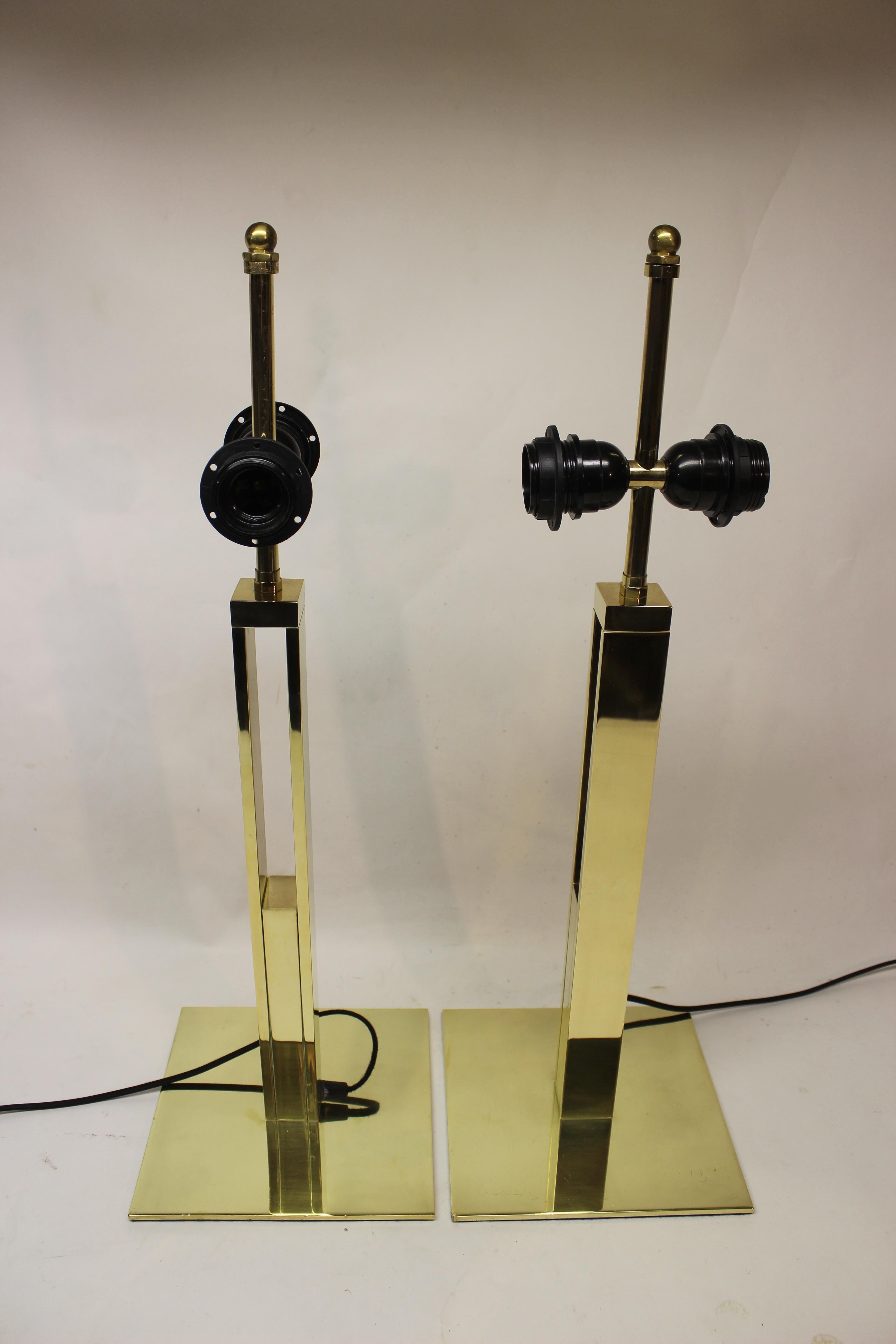Pair of Modern Brass Table Lamps In Good Condition For Sale In East Hampton, NY