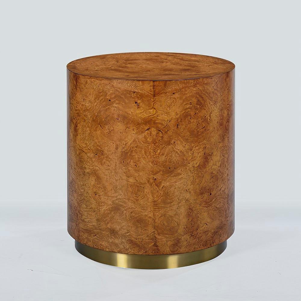 Modern Burl runder Beistelltisch, ein einzigartiger zylindrischer Beistelltisch, der von der Mitte des Jahrhunderts inspiriert ist, umhüllt von Wurzelholzfurnieren und erhoben auf einem Metallfuß aus Messing.

Abmessungen: 20