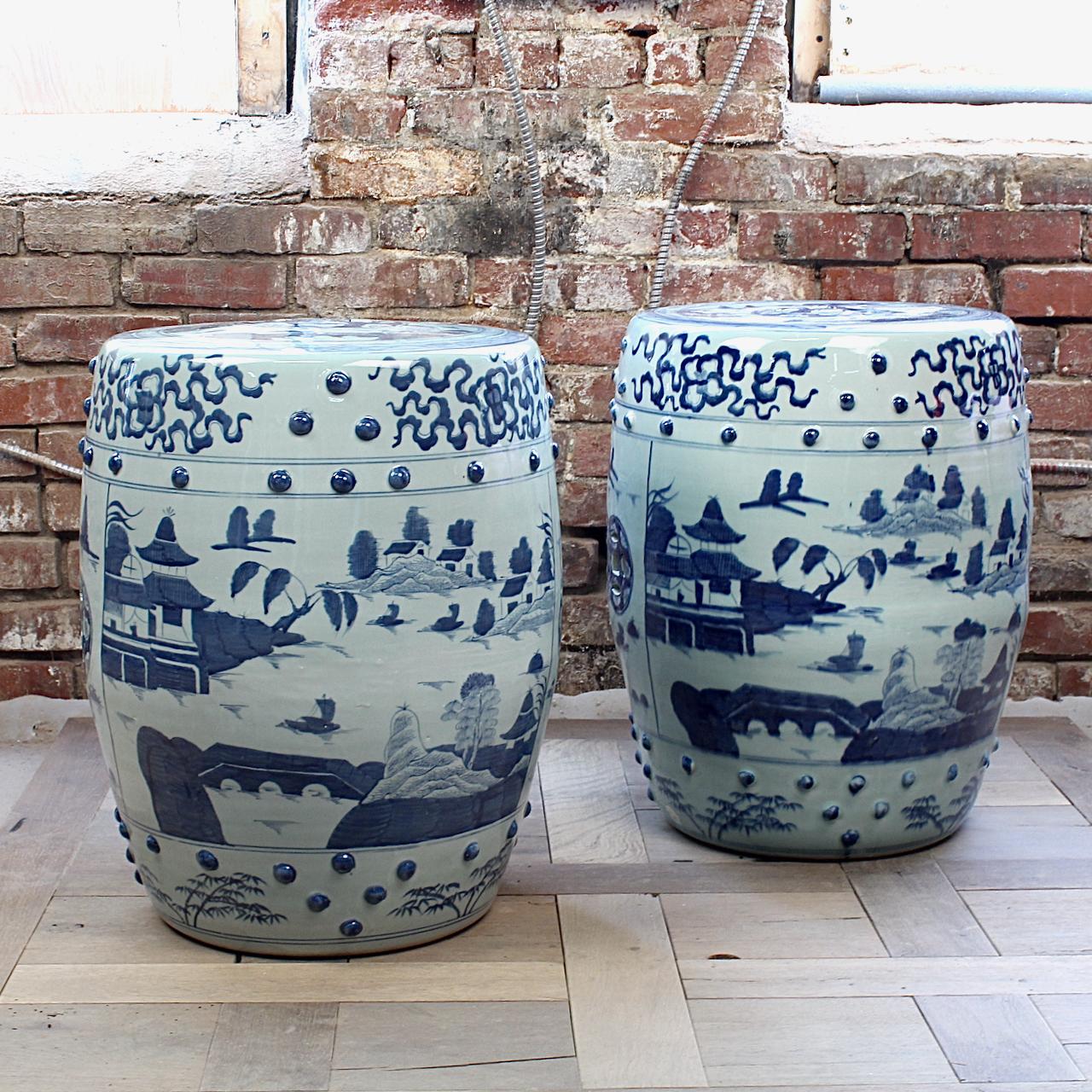 A very fine pair of Chinese Export porcelain garden seats. 

Of modern manufacture in the style of antique canton seats.

In the typical barrel form with blue underglaze decoration.

Simply great design and good detail! A smart pair of garden