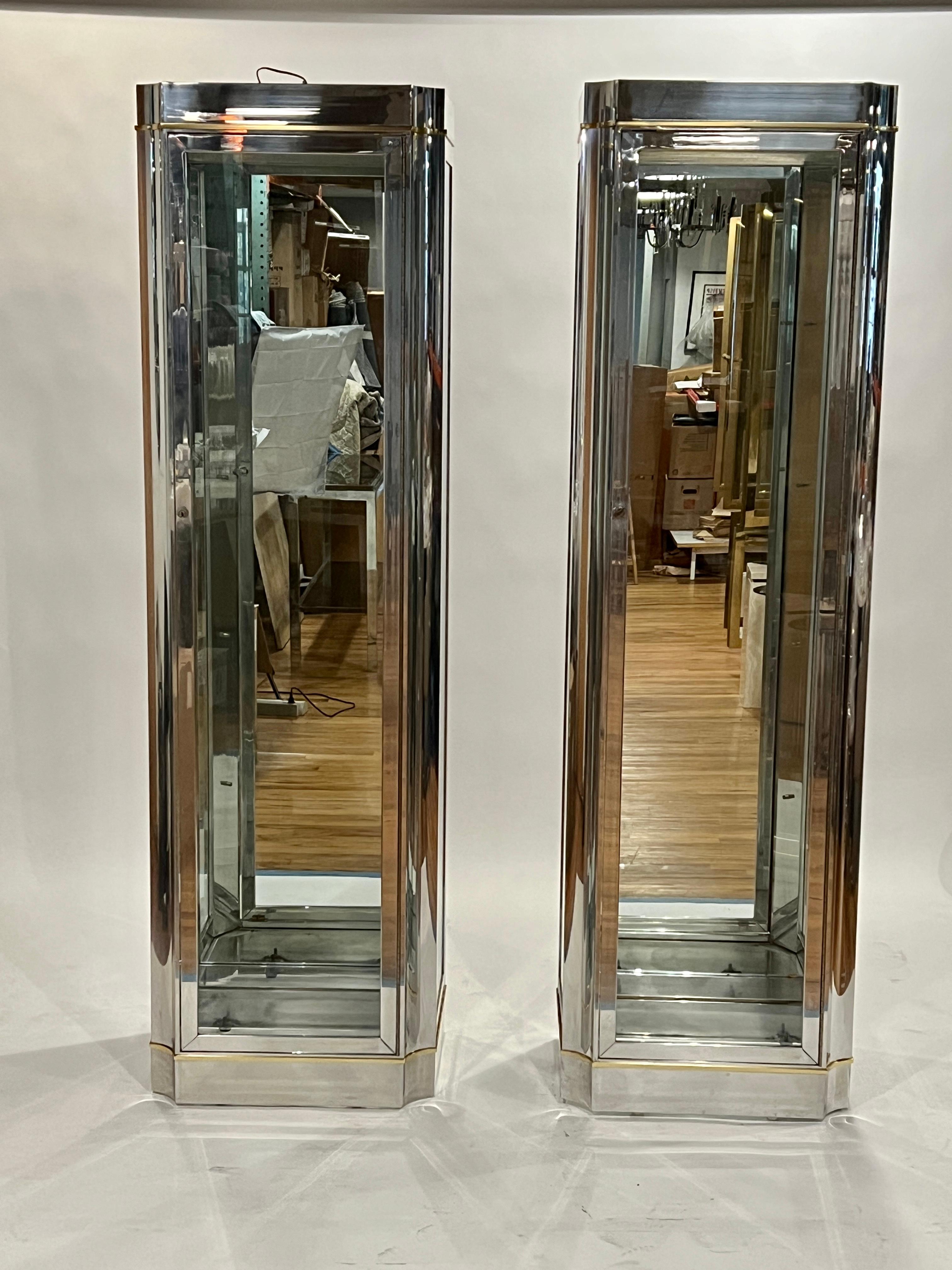 Paire de vitrines modernes en chrome et verre en vente 5