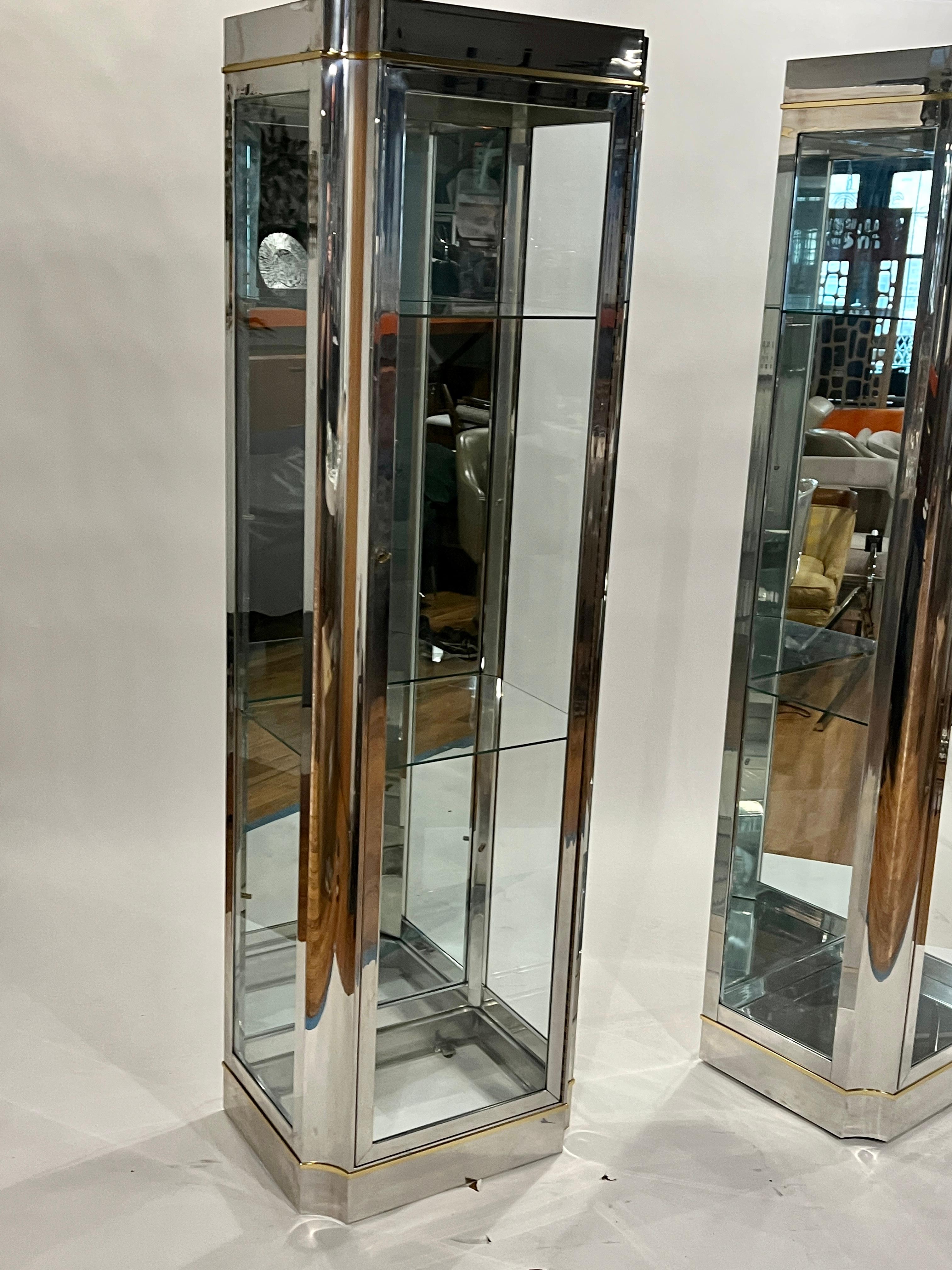 Moderne Paire de vitrines modernes en chrome et verre en vente