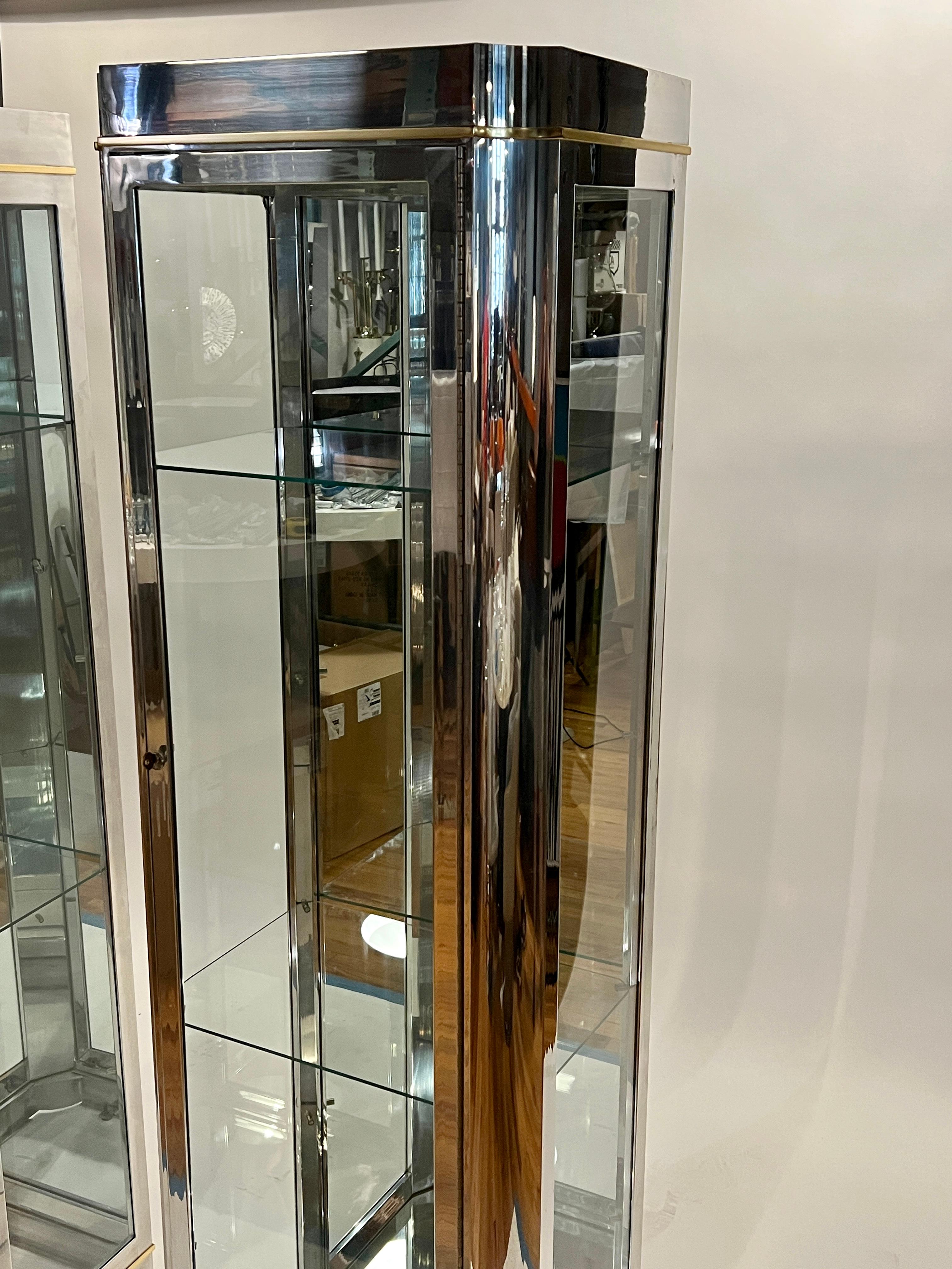 Poli Paire de vitrines modernes en chrome et verre en vente