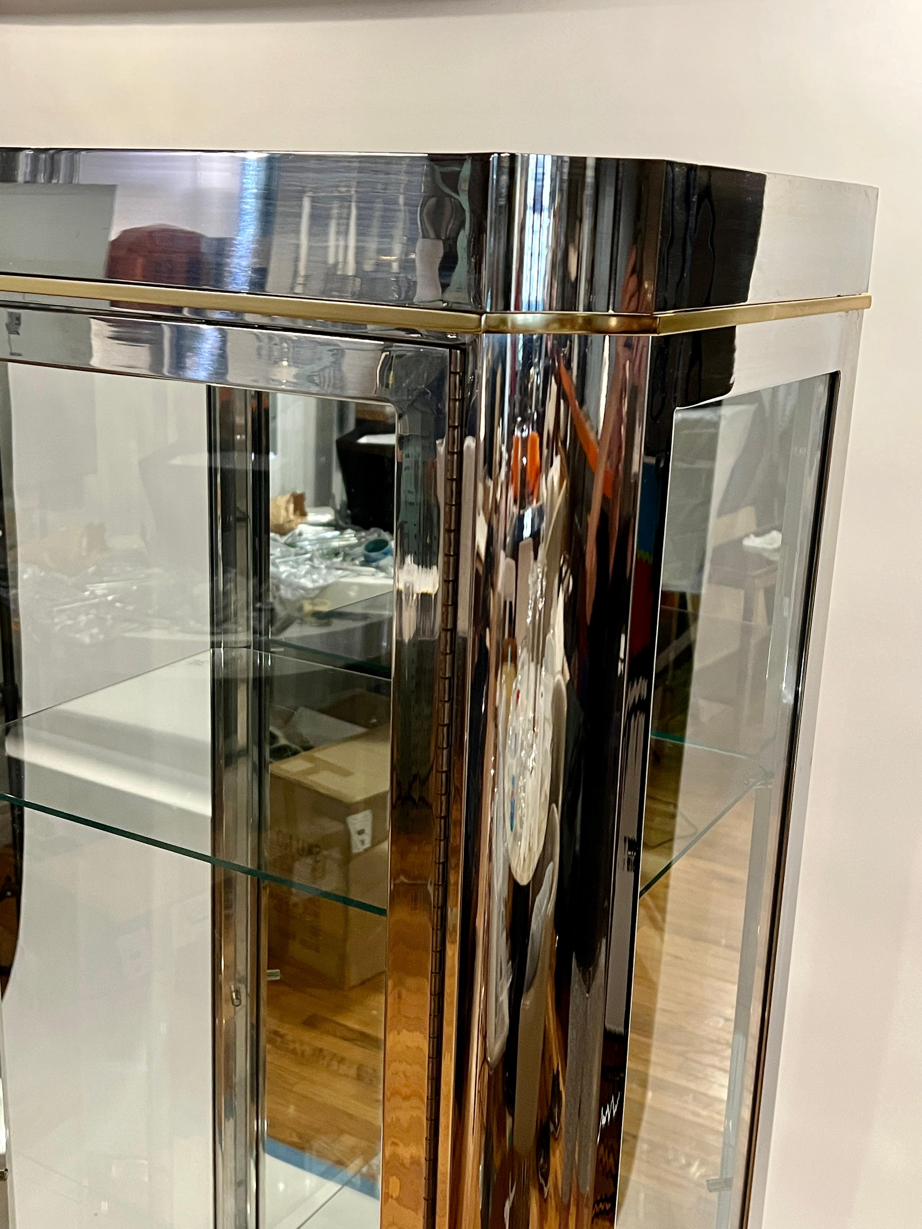 Paire de vitrines modernes en chrome et verre Bon état - En vente à Chicago, IL