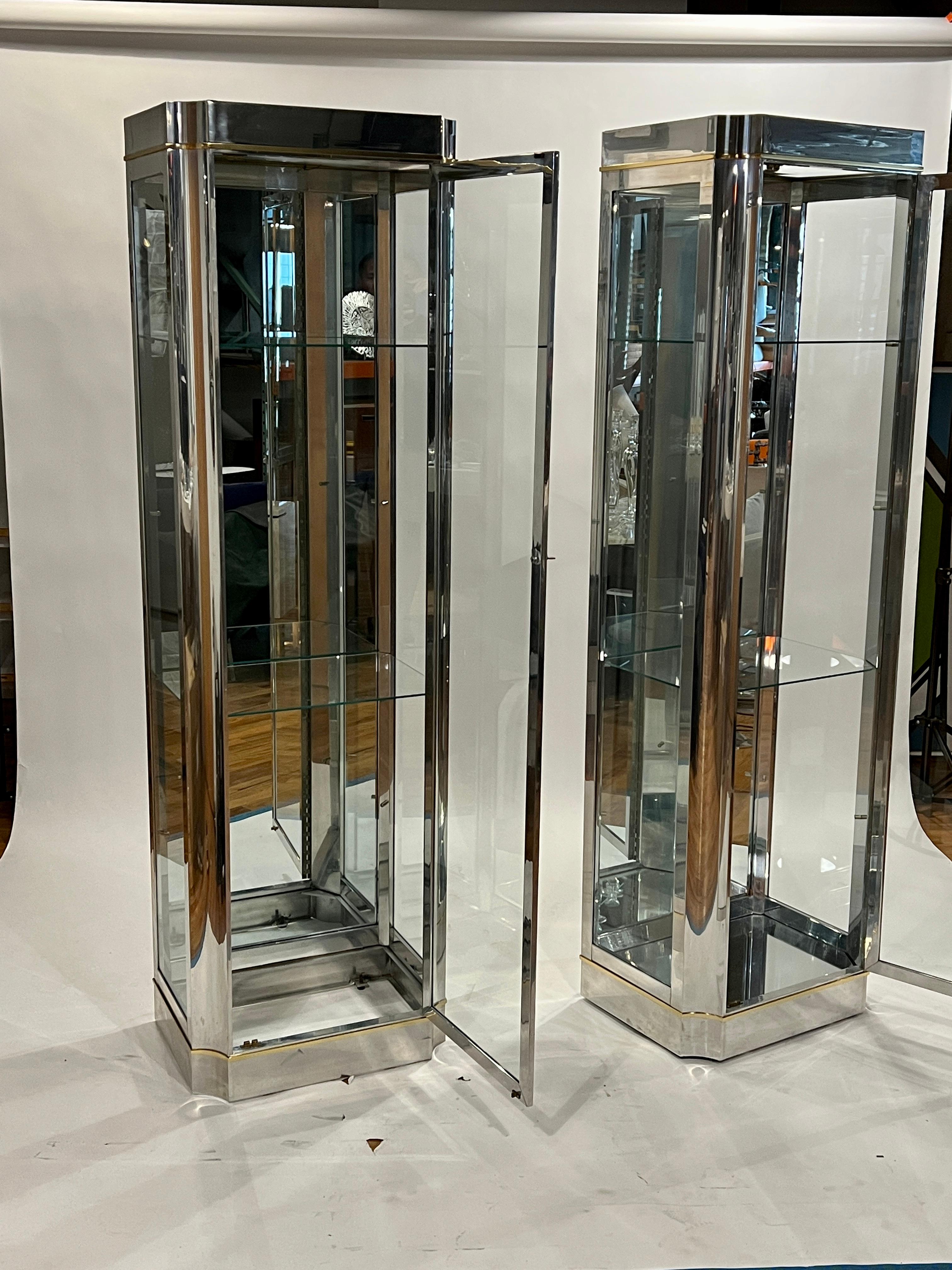 Laiton Paire de vitrines modernes en chrome et verre en vente