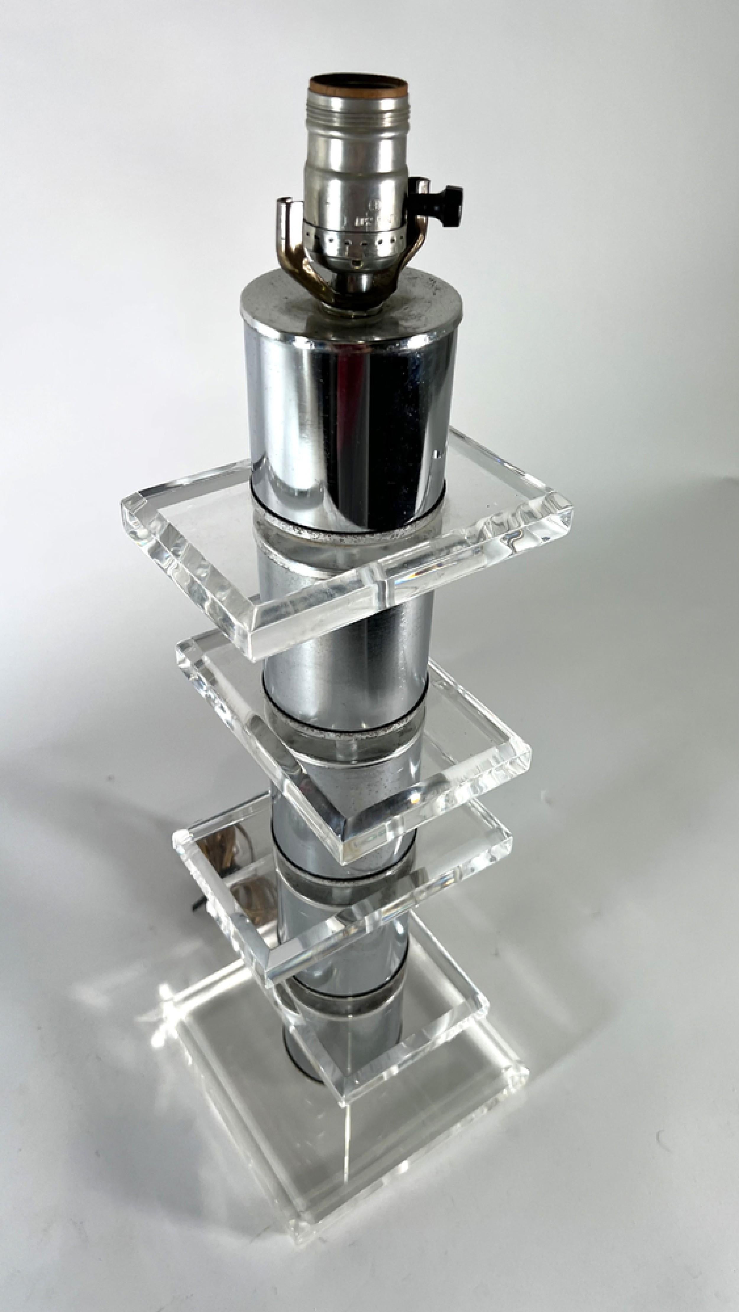 PAIRE de lampes de table américaines de style moderne du milieu du siècle, avec un noyau cylindrique chromé et des panneaux carrés en Lucite à plusieurs niveaux (PRIX POUR LA PAIRE)