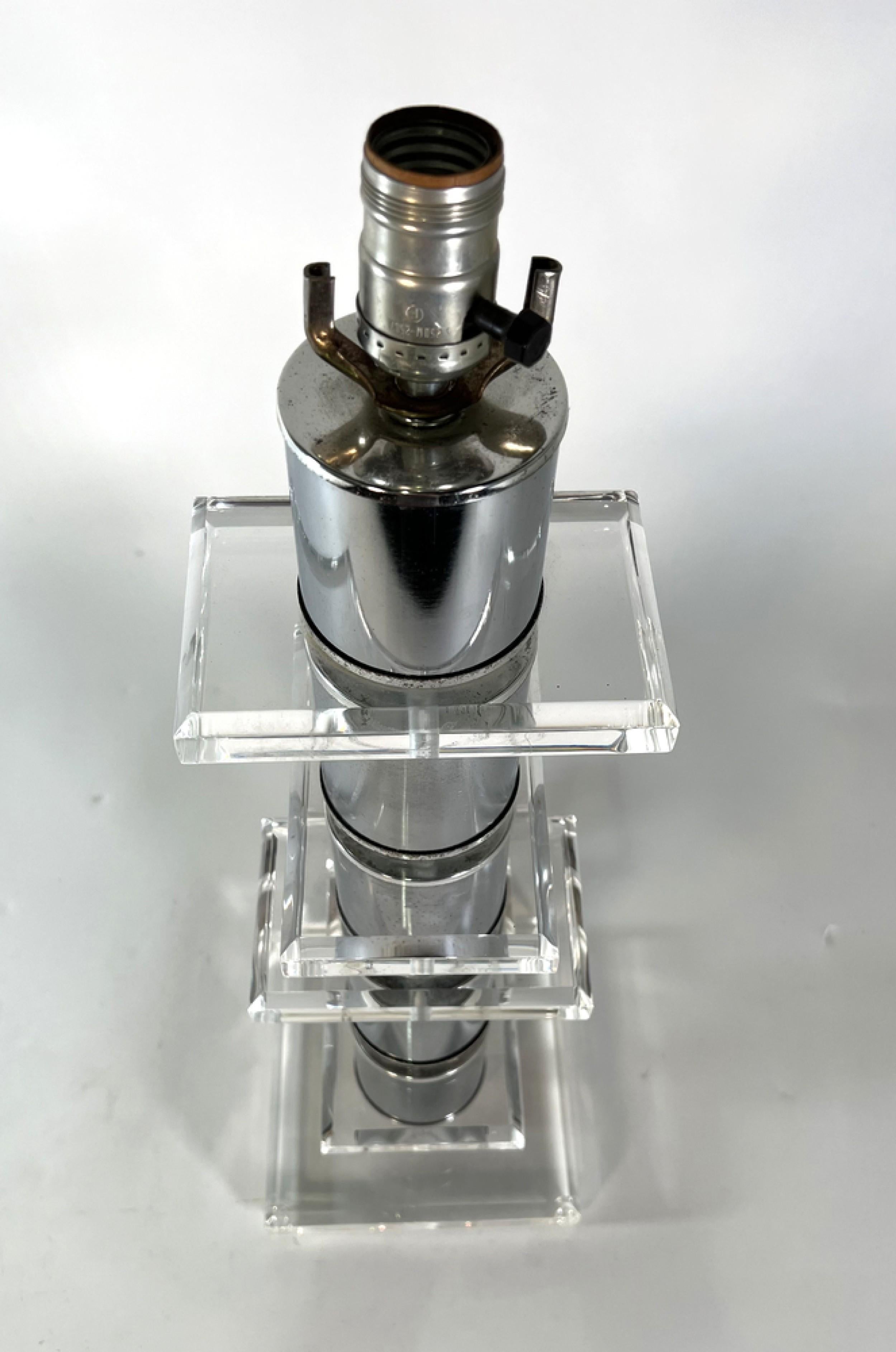 Mid-Century Modern Paire de lampes de bureau modernes en chrome et lucite en vente