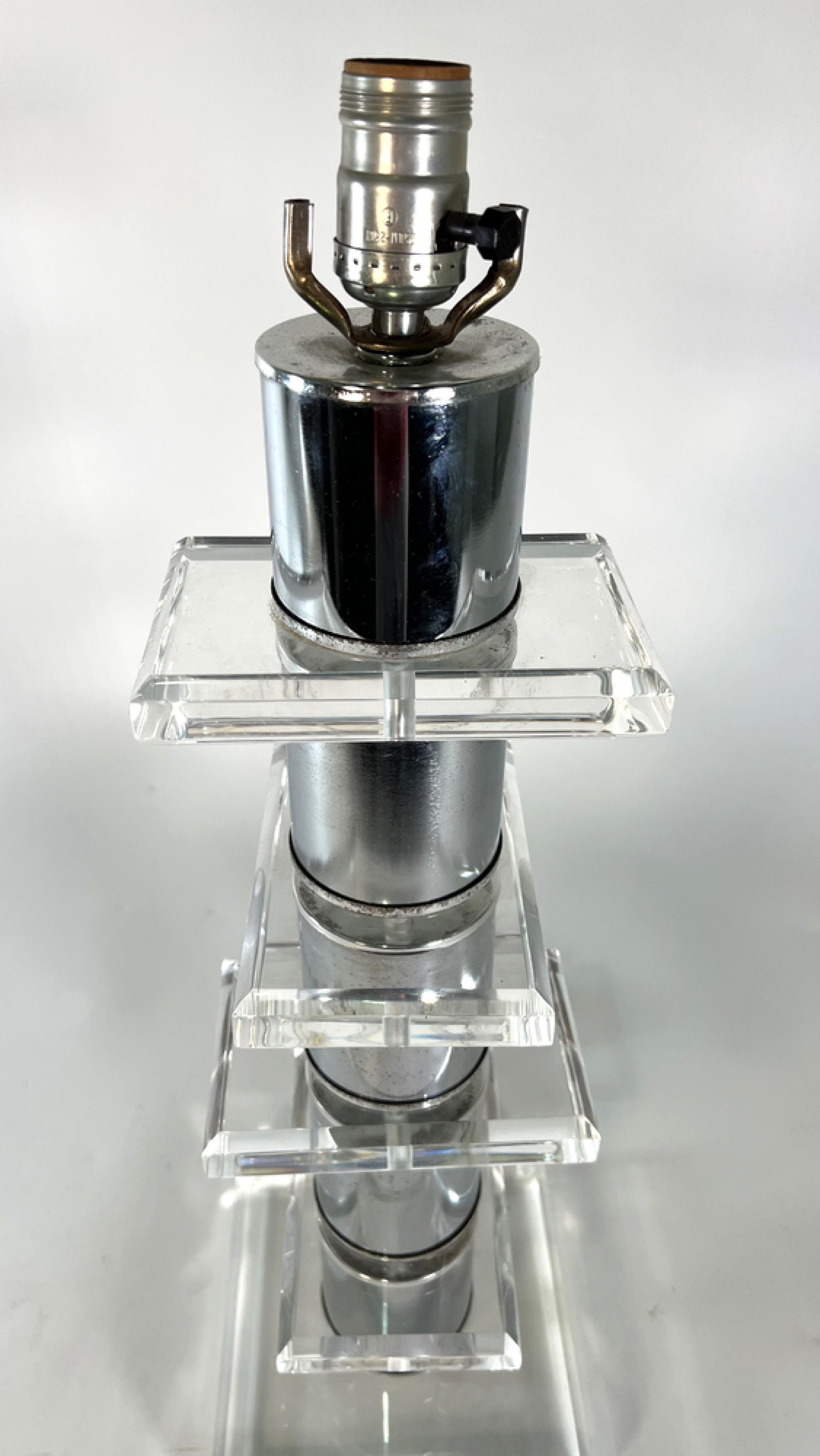 Paire de lampes de bureau modernes en chrome et lucite Bon état - En vente à Queens, NY
