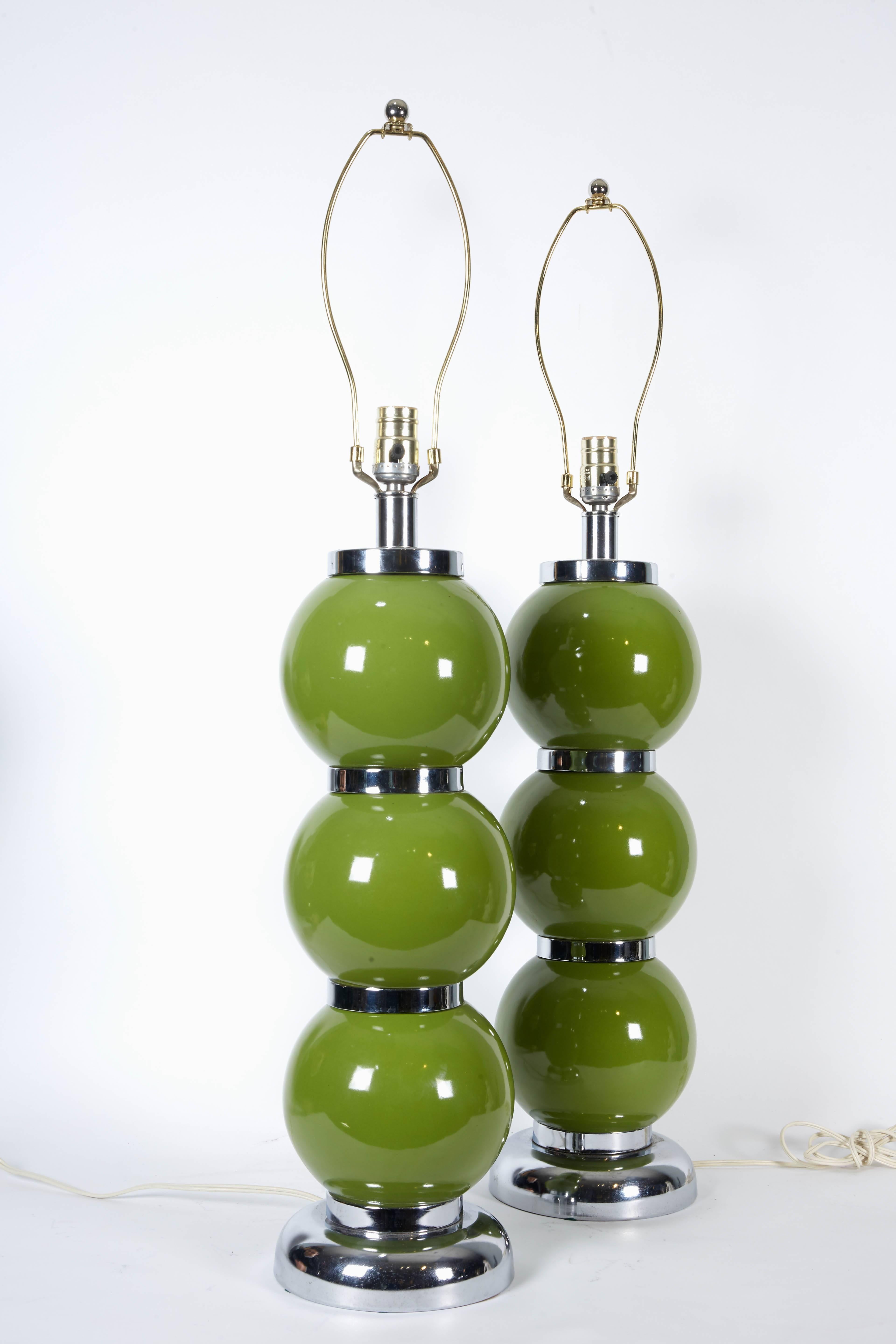 A pair of modern chrome lime green stacked ball table lamps, USA, circa 1970

Lime green ceramic balls, with chrome hardware.

Ready for use. Electrified.

Measures: 35
