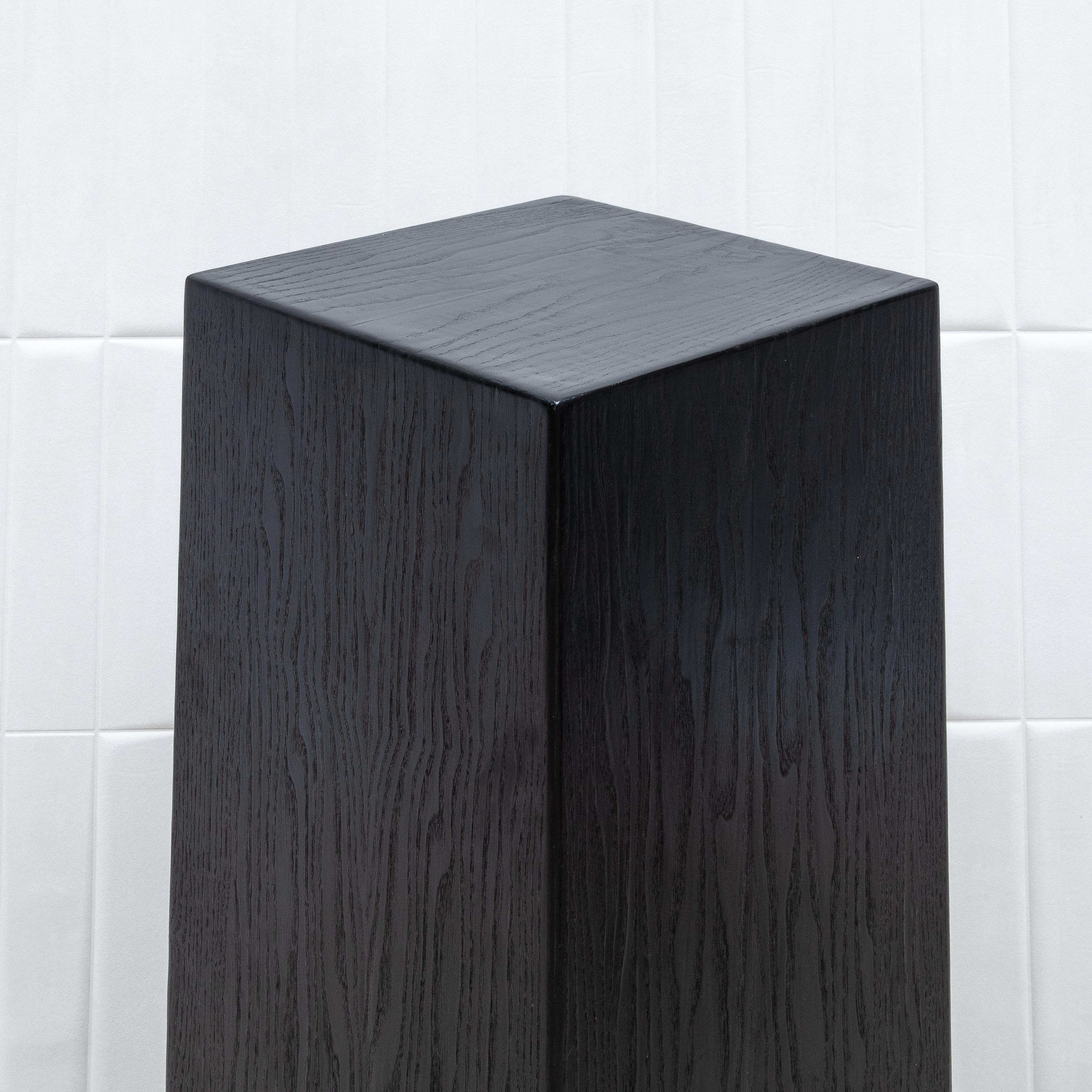 Modernes Classic-Säulenpaar in Eiche Schwarz von R&Y Augousti im Angebot 6