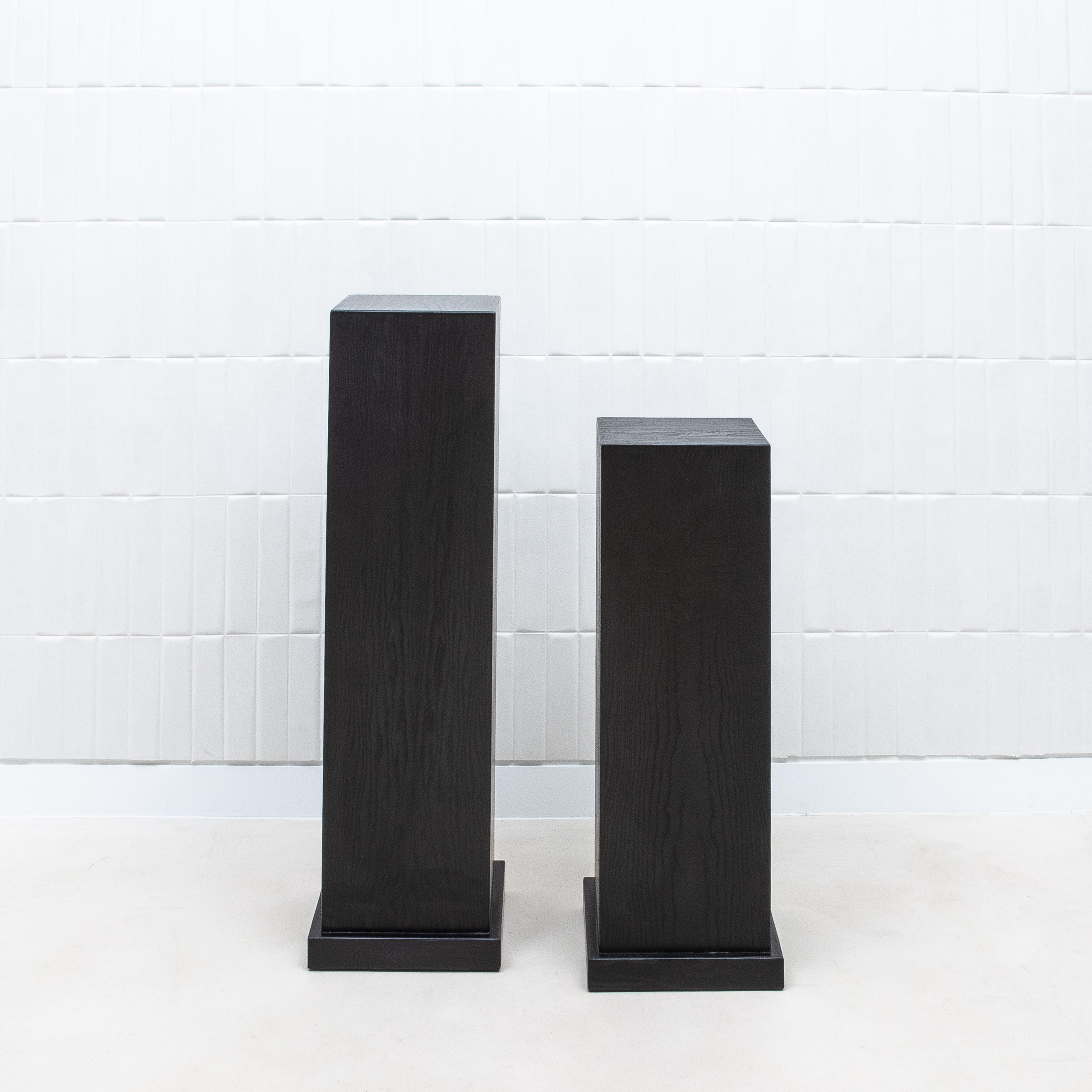 Die Modern Classic Column in Black Oak von R&Y Augousti ist ein raffiniertes Ausstellungsstück, das minimalistische Eleganz ausstrahlt. Die tiefe, reichhaltige Oberfläche dieser konischen Säule aus schwarzer Eiche verleiht jedem Ambiente eine