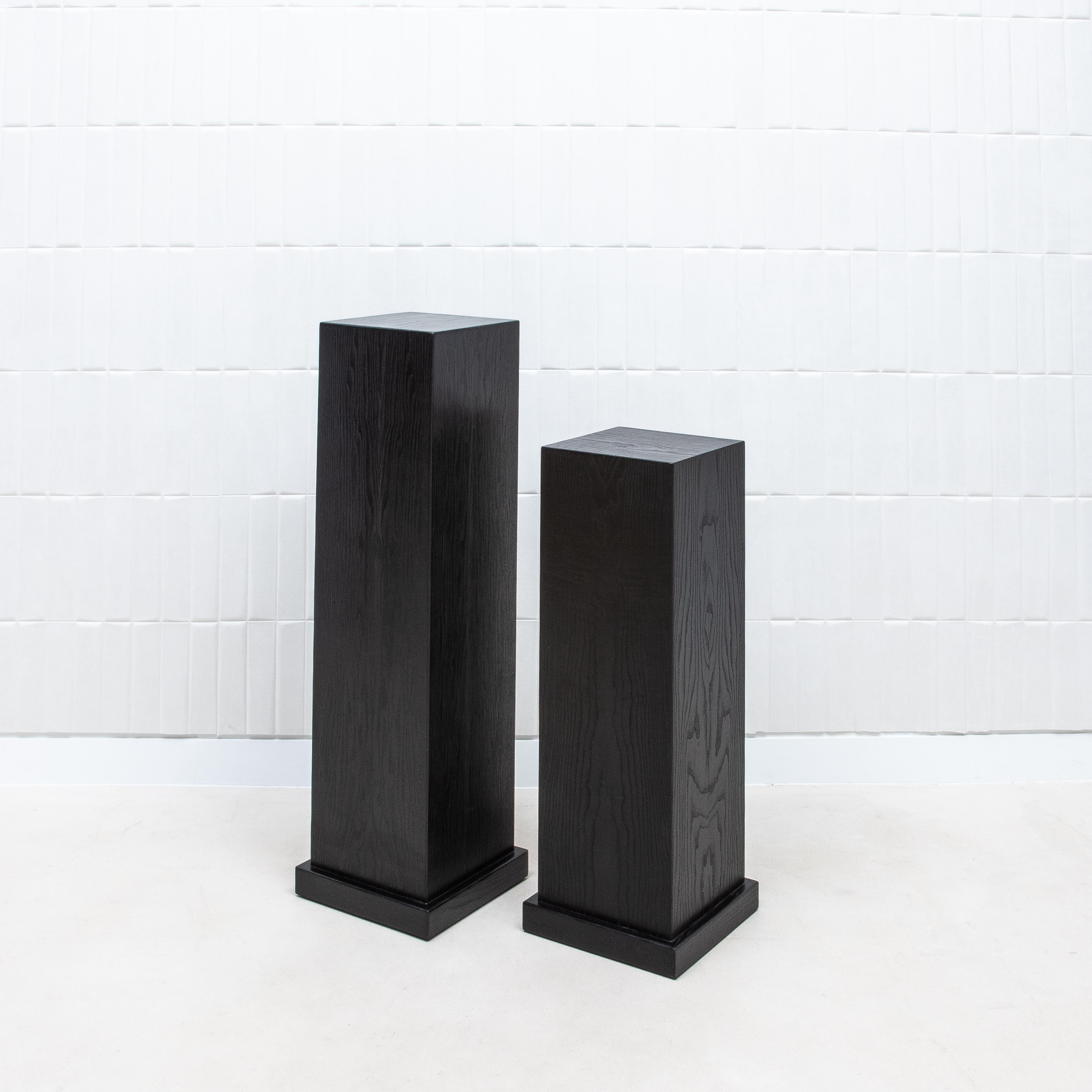 Modernes Classic-Säulenpaar in Eiche Schwarz von R&Y Augousti (Art déco) im Angebot