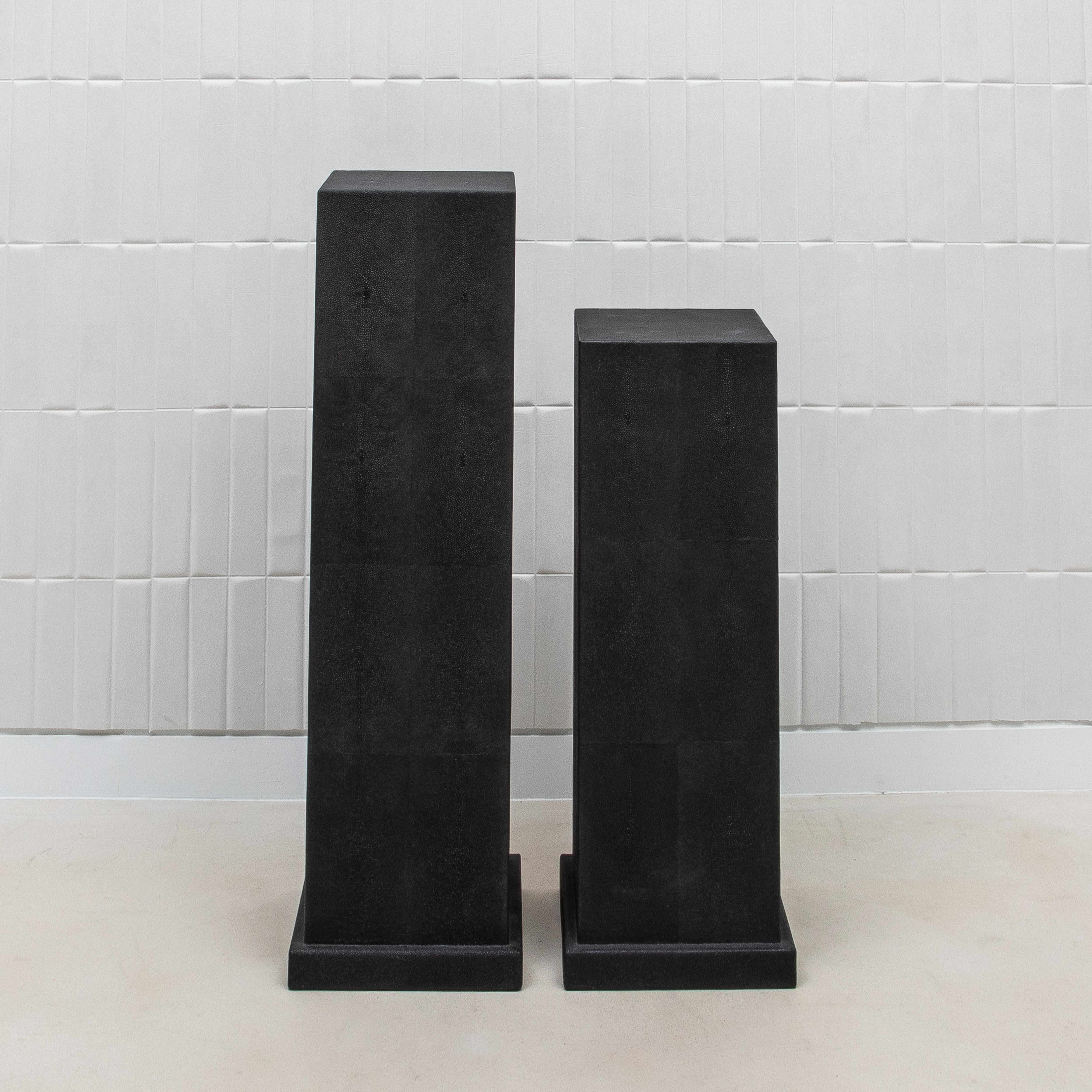 Die Modern Classic Column in Black Shagreen von R&Y Augousti ist ein raffiniertes Ausstellungsstück, das minimalistische Eleganz ausstrahlt. Dieser sich verjüngende Sockel hat eine elegante, handgefertigte schwarze Chagrin-Oberfläche, die seine