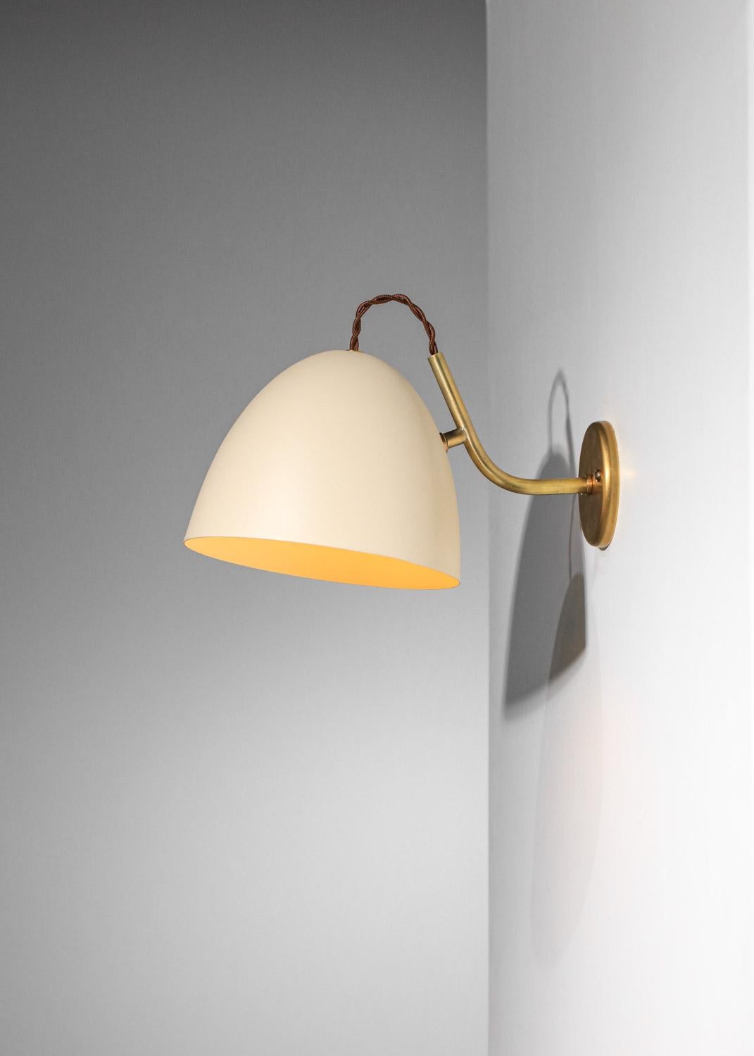 Pair of modern cocotte style wall lights in lacquered metal and brass For Sale 2