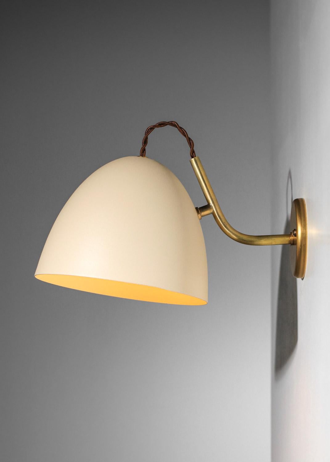 Pair of modern cocotte style wall lights in lacquered metal and brass For Sale 3