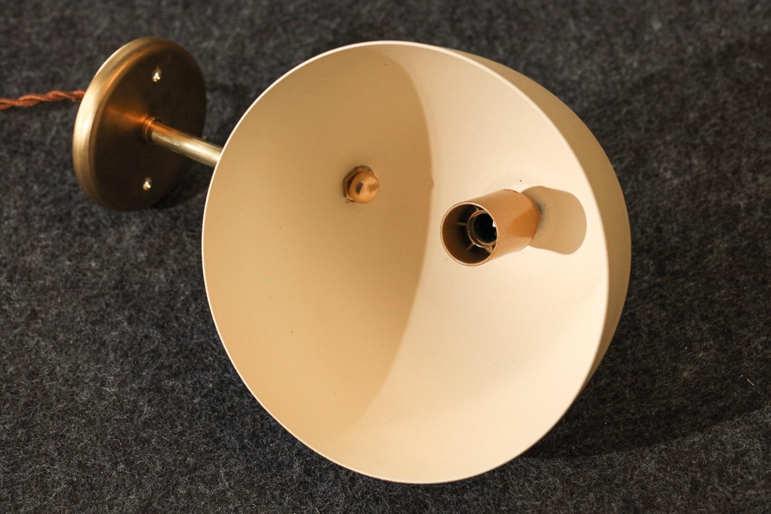 Pair of modern cocotte style wall lights in lacquered metal and brass For Sale 4