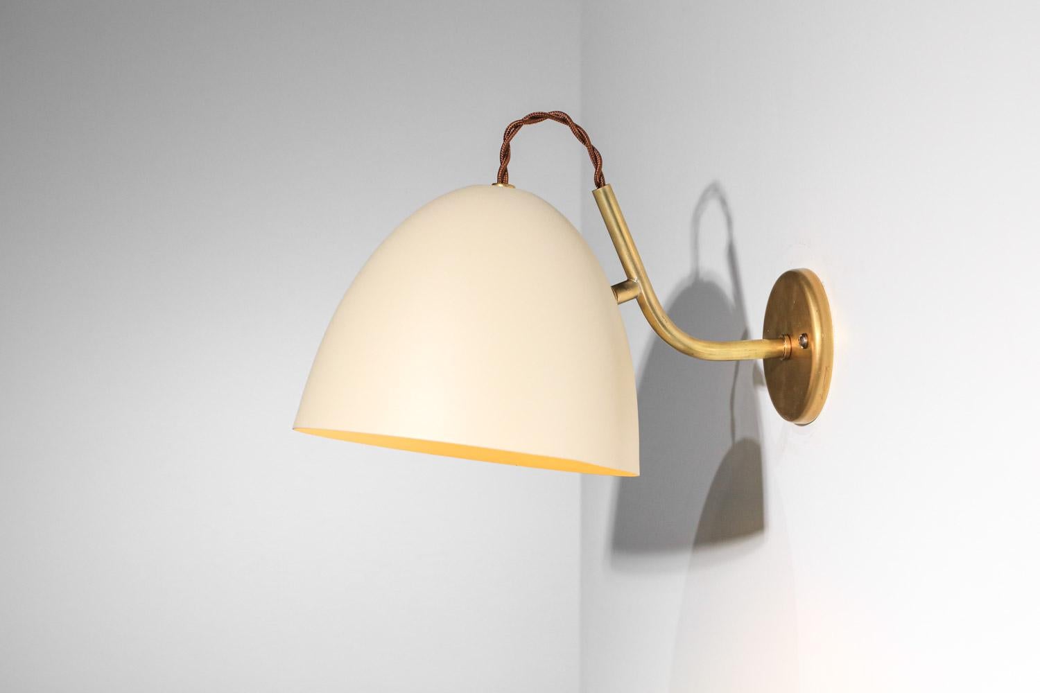 Mid-Century Modern Pair of modern cocotte style wall lights in lacquered metal and brass For Sale