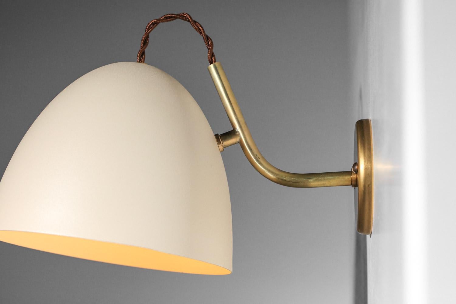 Contemporary Pair of modern cocotte style wall lights in lacquered metal and brass For Sale