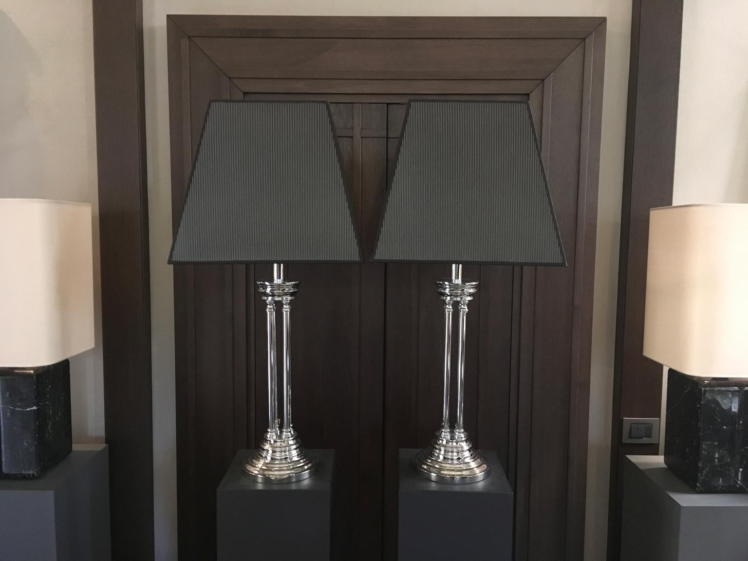 Cette paire d'élégantes lampes de table à colonnes a des abat-jour en forme de troncs pyramidaux de couleur noire  et du tissu de soie blanc. 

Câblage européen inclus.
Câblage USA/GB disponible sur demande prix inclus