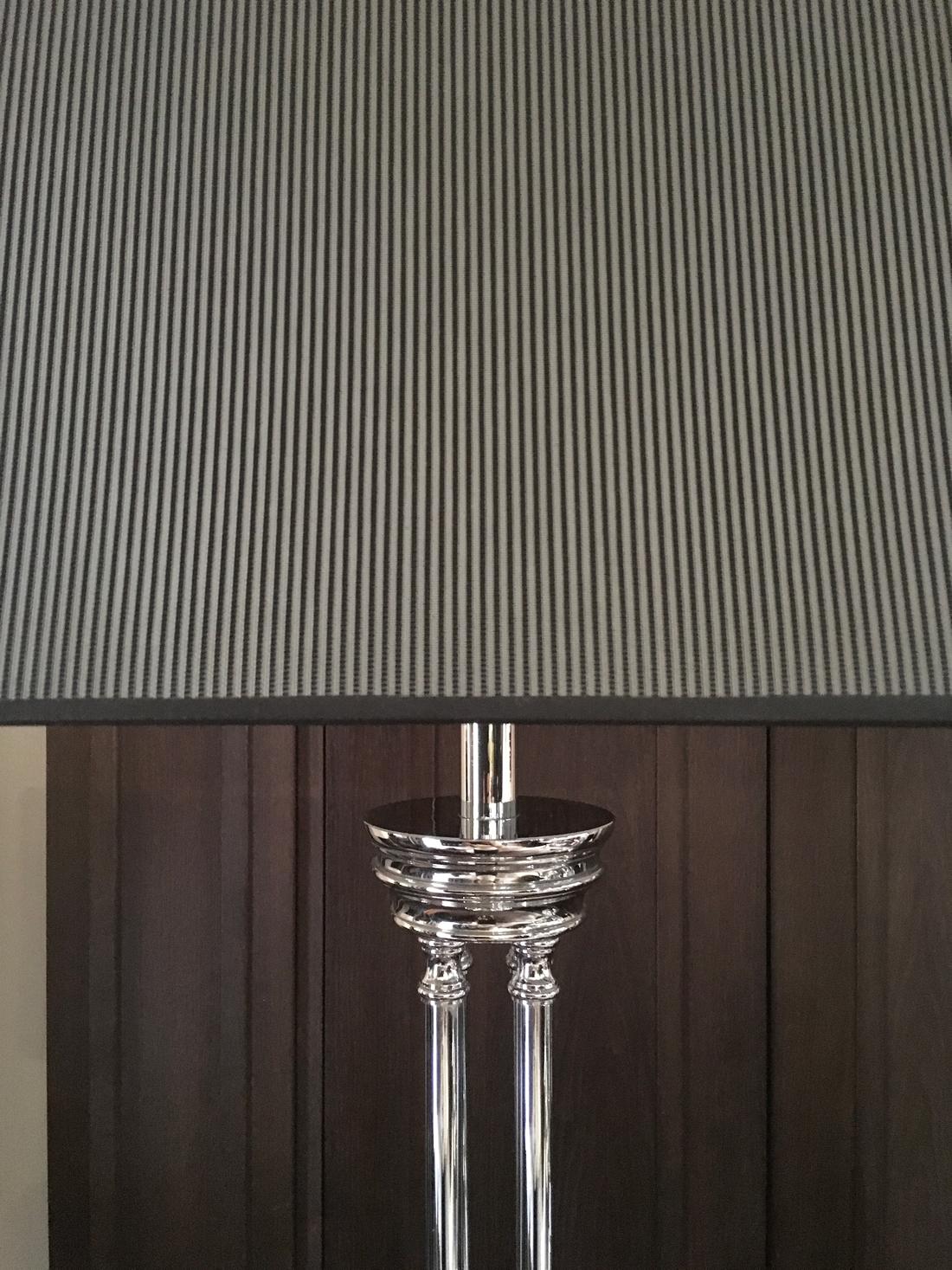 Regency Paire de lampes de bureau à colonnes Finition chromée avec abat-jour en soie noir et blanc en vente