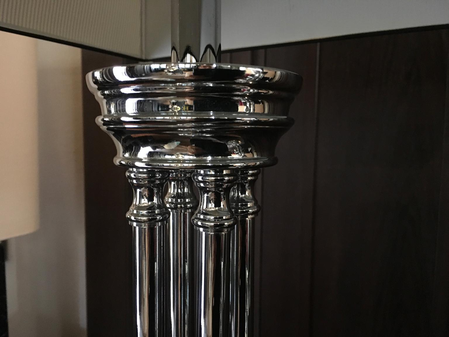 italien Paire de lampes de bureau à colonnes Finition chromée avec abat-jour en soie noir et blanc en vente