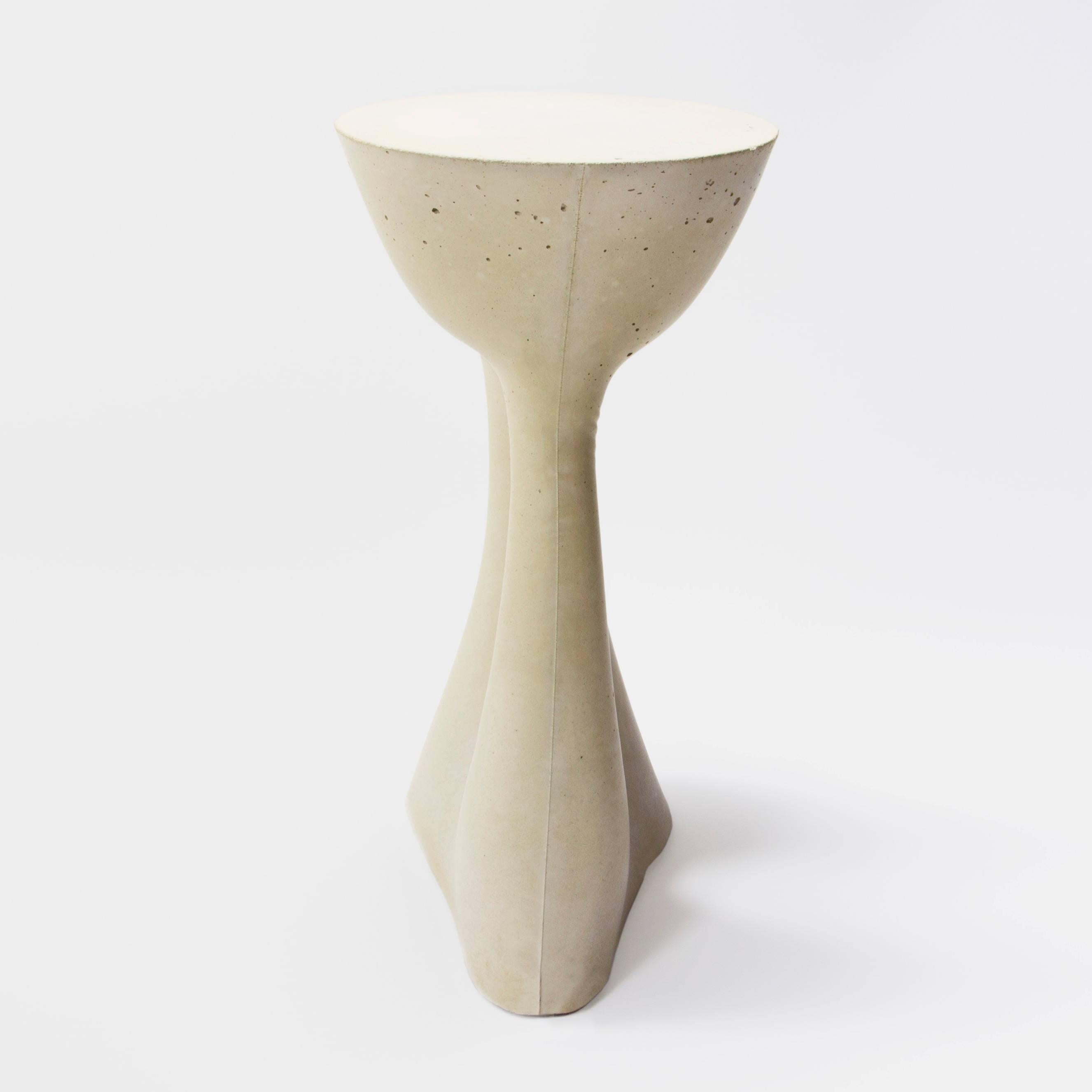 Moulage Paire de tables d'appoint Kreten modernes en béton gris de Souda, fabriquées sur commande en vente