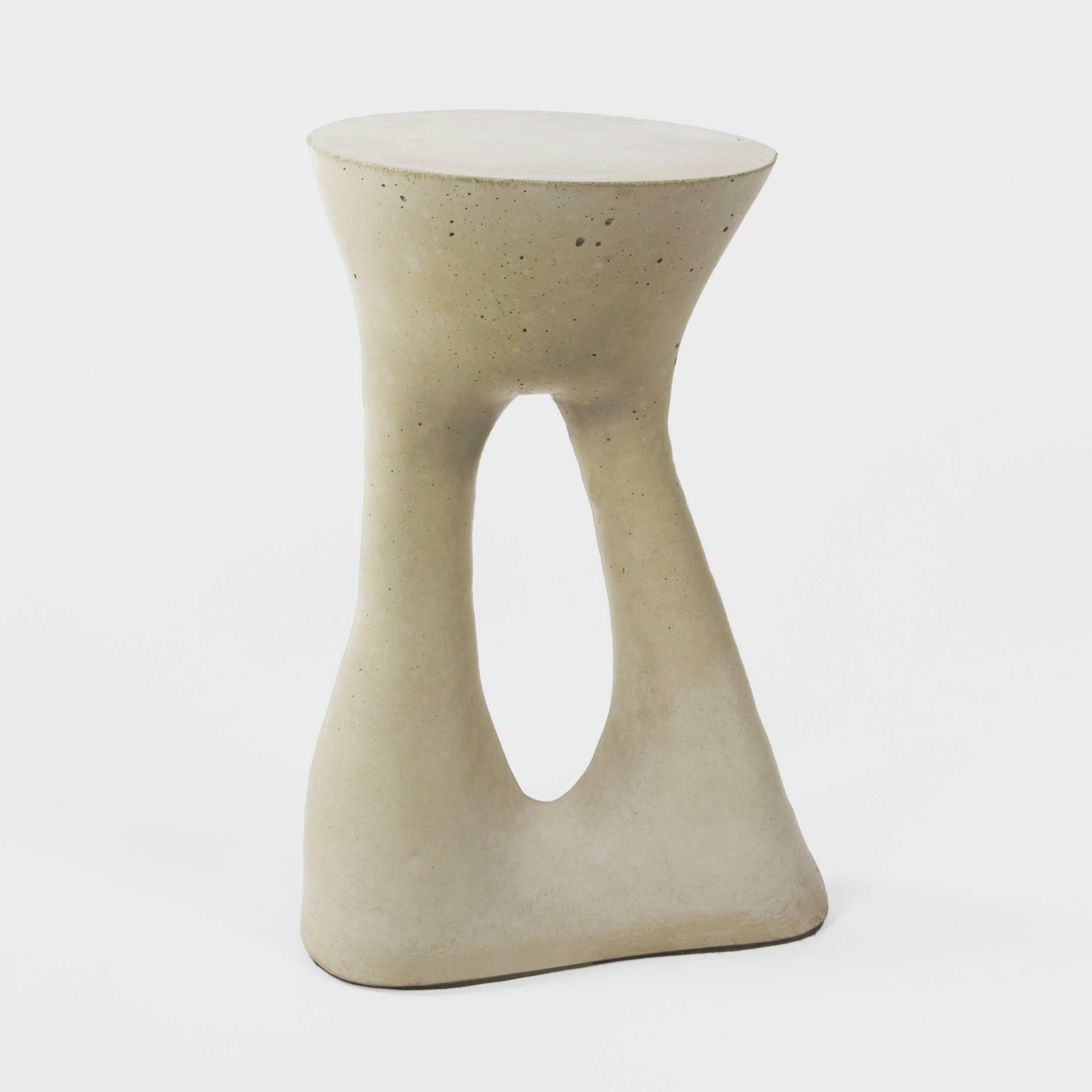 Paire de tables d'appoint Kreten modernes en béton gris de Souda, fabriquées sur commande Neuf - En vente à Brooklyn, NY