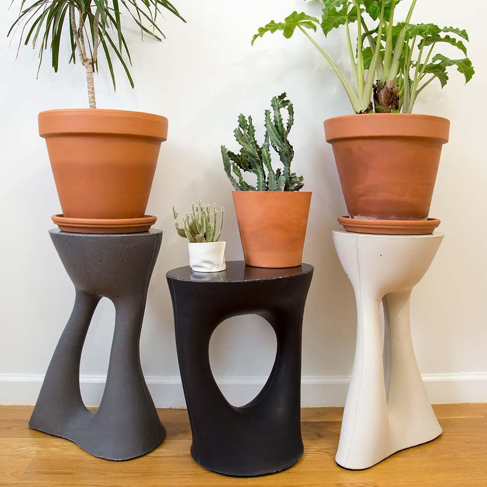 Feutre Paire de tables d'appoint Kreten modernes en béton gris de Souda, fabriquées sur commande en vente